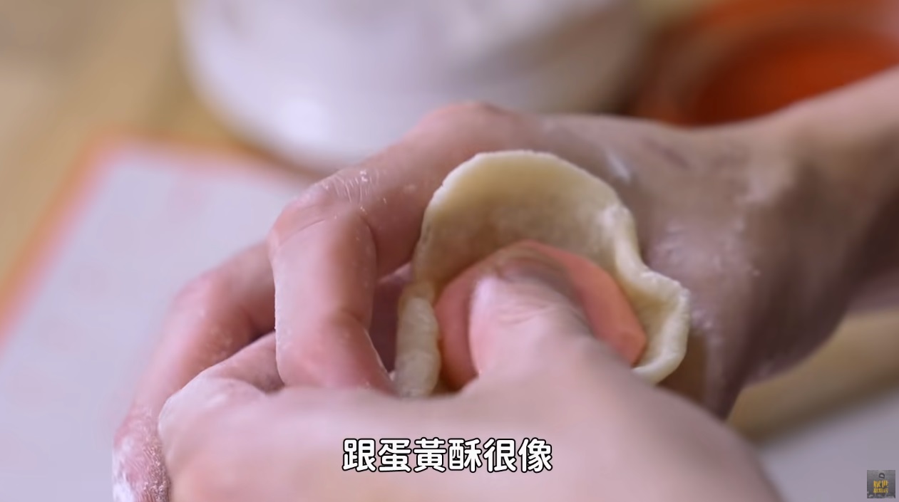利用虎口的力量,像是包蛋黃酥一樣,慢慢旋轉把油酥包進去。(厭世甜點店授權提供)