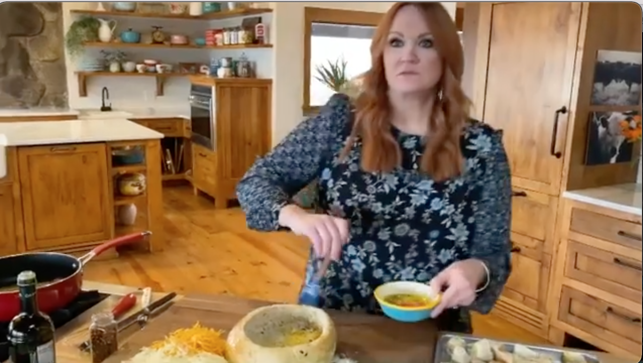 節目錄到一半，工作人員發出慘叫，芮才曉得被米奇探班了。（翻攝自The Pioneer Woman官方Instagram）