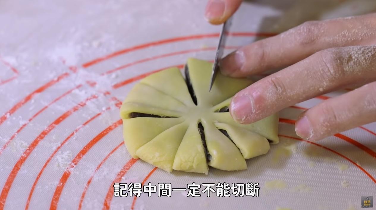 用刀子切12刀劃出菊花花瓣。(厭世甜點店授權提供)