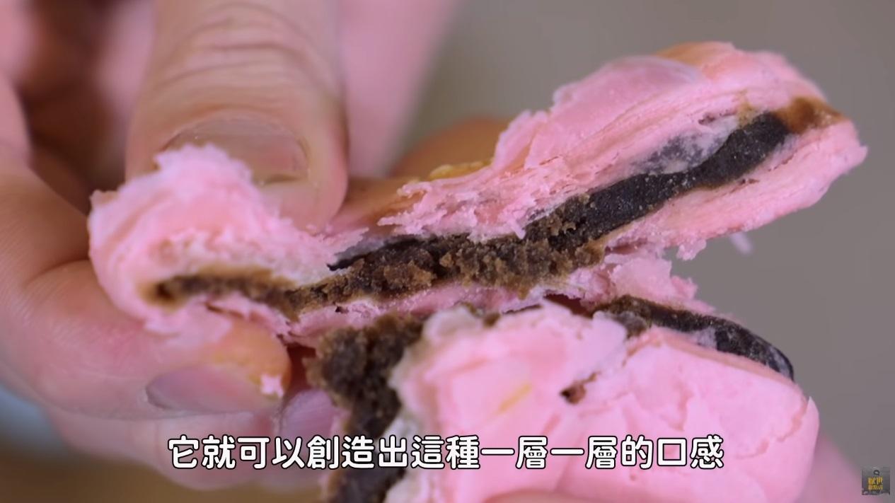 好吃又美味的桃花酥,經過堆疊創造出一層一層的口感。(厭世甜點店授權提供)
