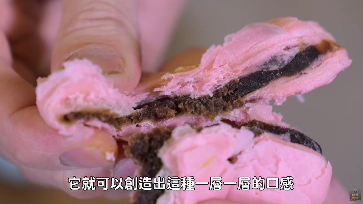 好吃又美味的桃花酥,經過堆疊創造出一層一層的口感。(厭世甜點店授權提供)