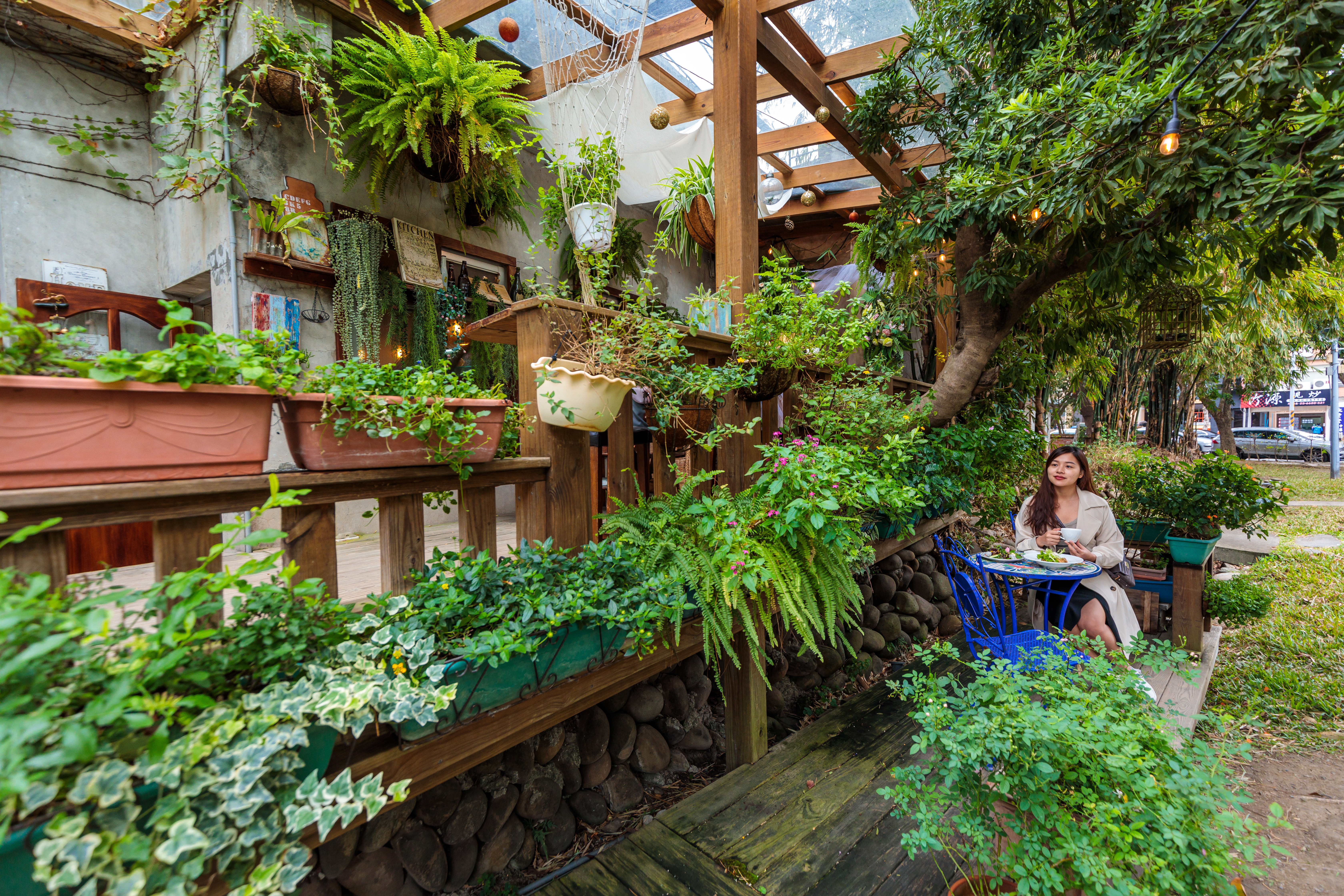 新竹的新瓦屋裡藏著一座歐風花園「紅瓦紫藤咖啡館」。