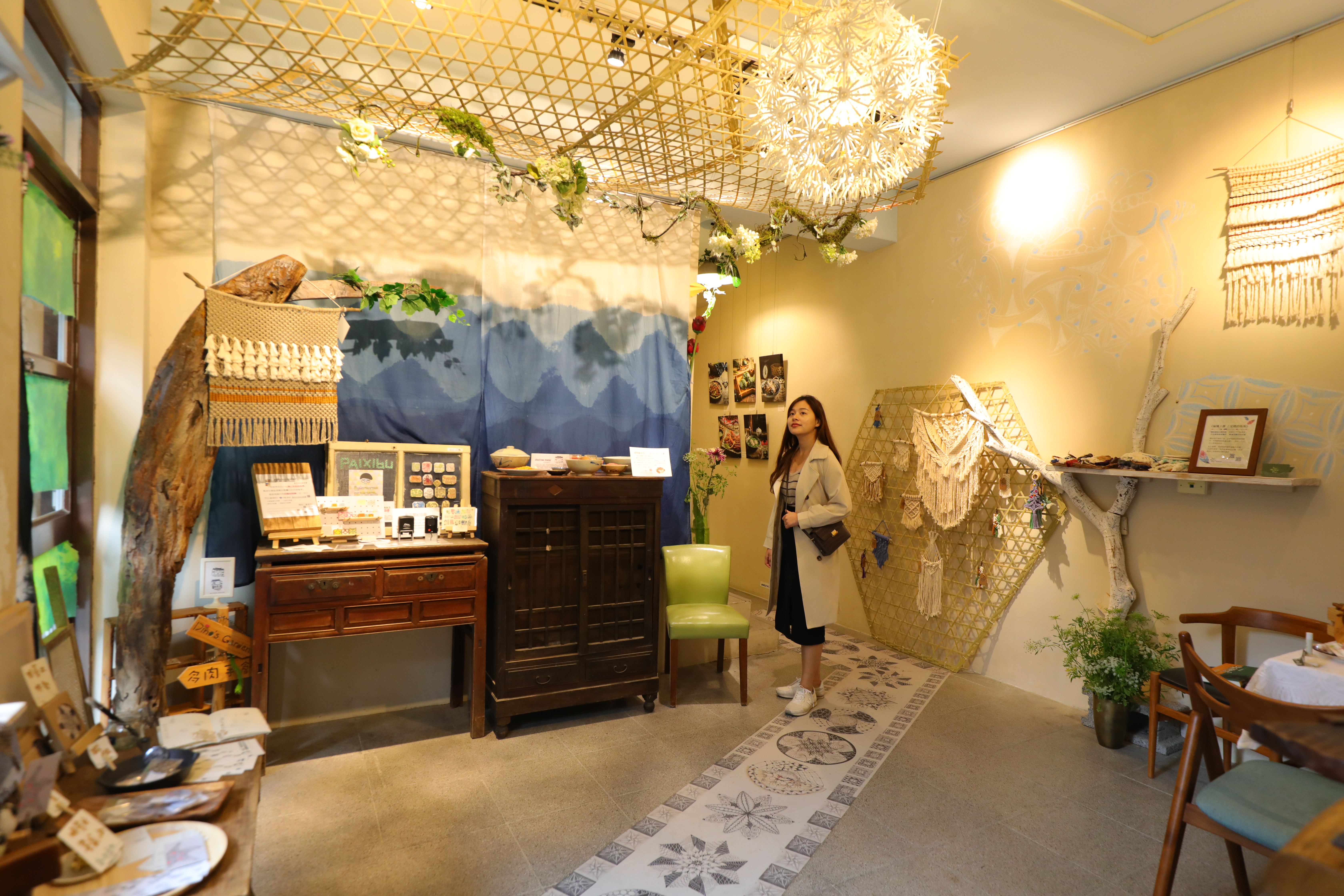 餐廳前方為展覽空間。