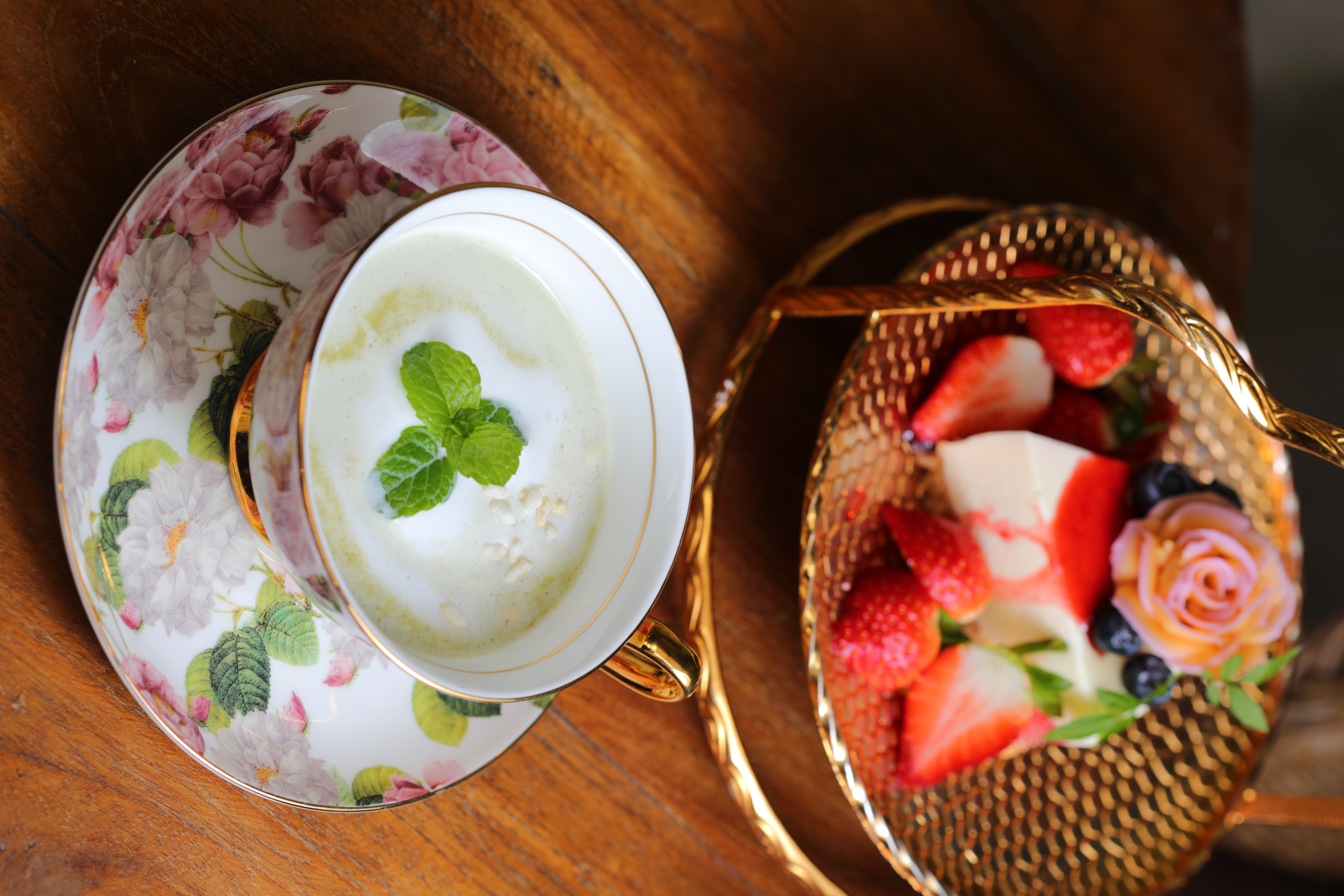 下午茶來杯「擂茶歐蕾」（前，150元／杯）配上「草莓生乳酪蛋糕」（後，150元／份）。
