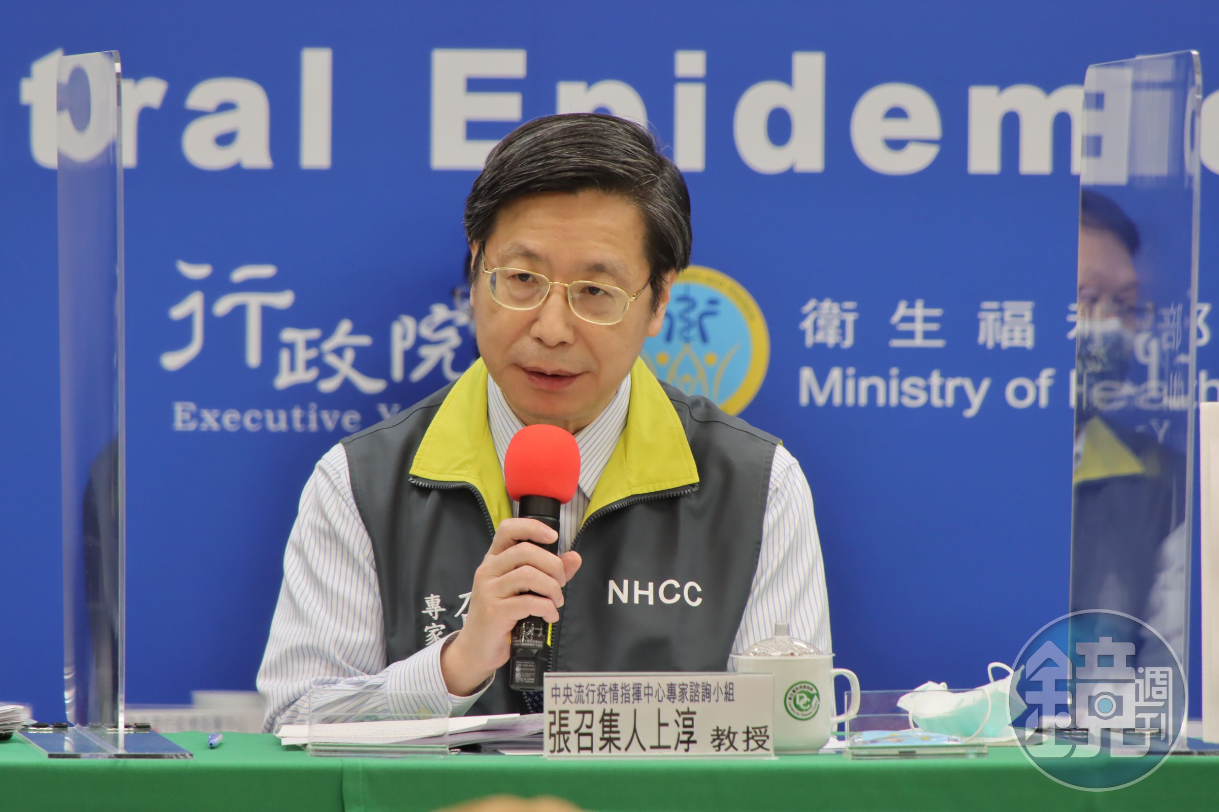張上淳回應媒體詢問國外疫苗情形。（指揮中心提供）