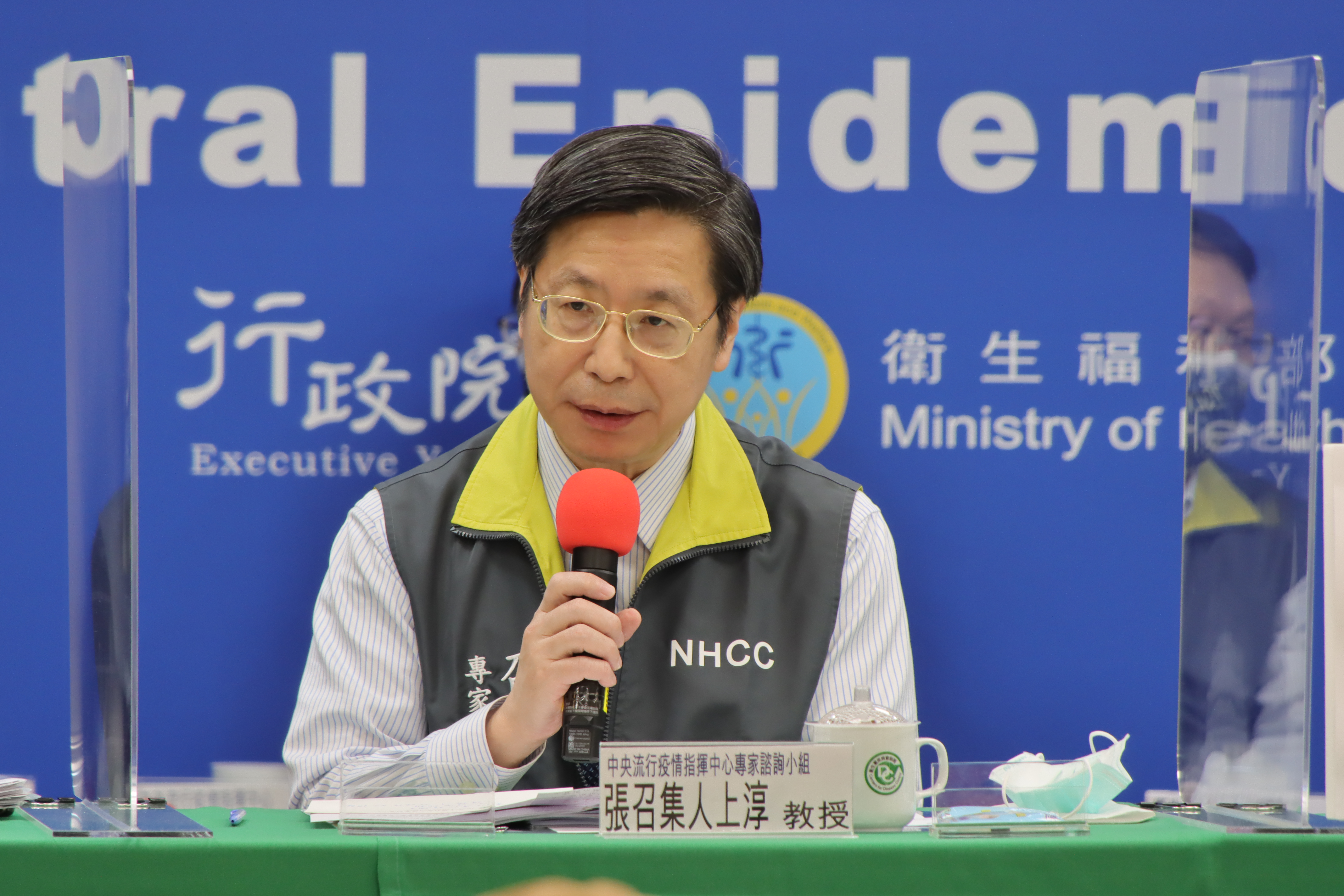 張上淳回應媒體詢問國外疫苗情形。（指揮中心提供）