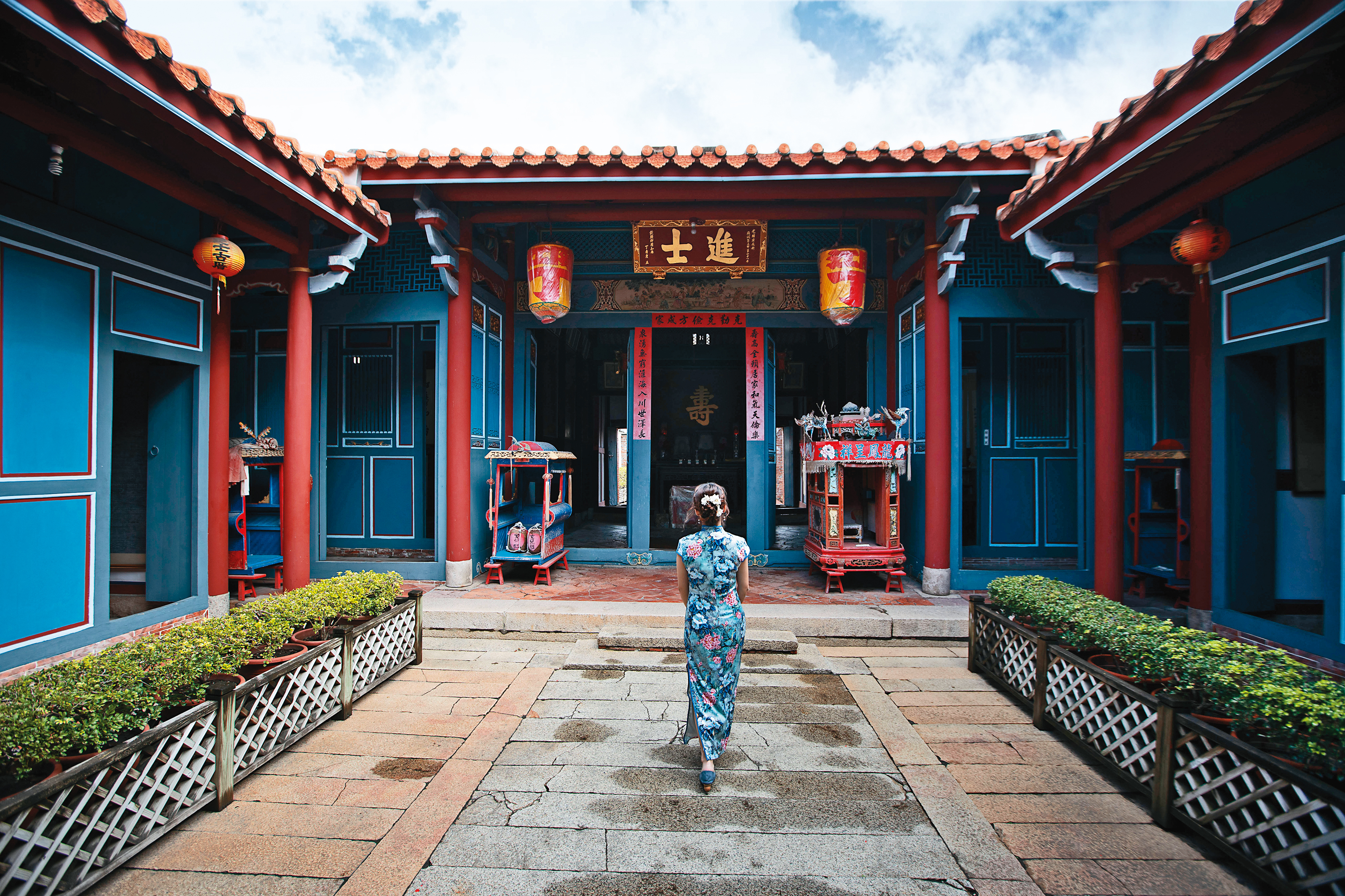 在觀光古城鹿港穿旗袍體驗，是很新鮮的事情。