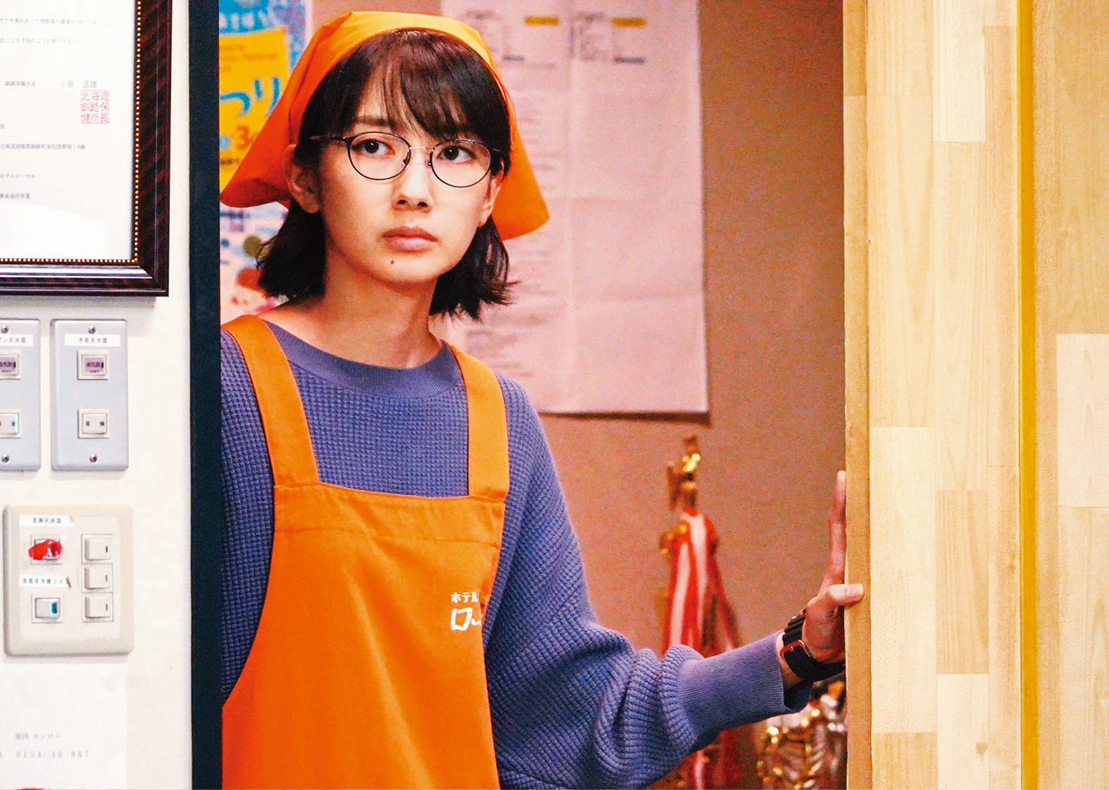 波瑠的眼鏡短髮造型給導演深刻印象，因此找她演出女兒一角，但她的冷調表演未帶出角色應有的深沉。（天馬行空提供）