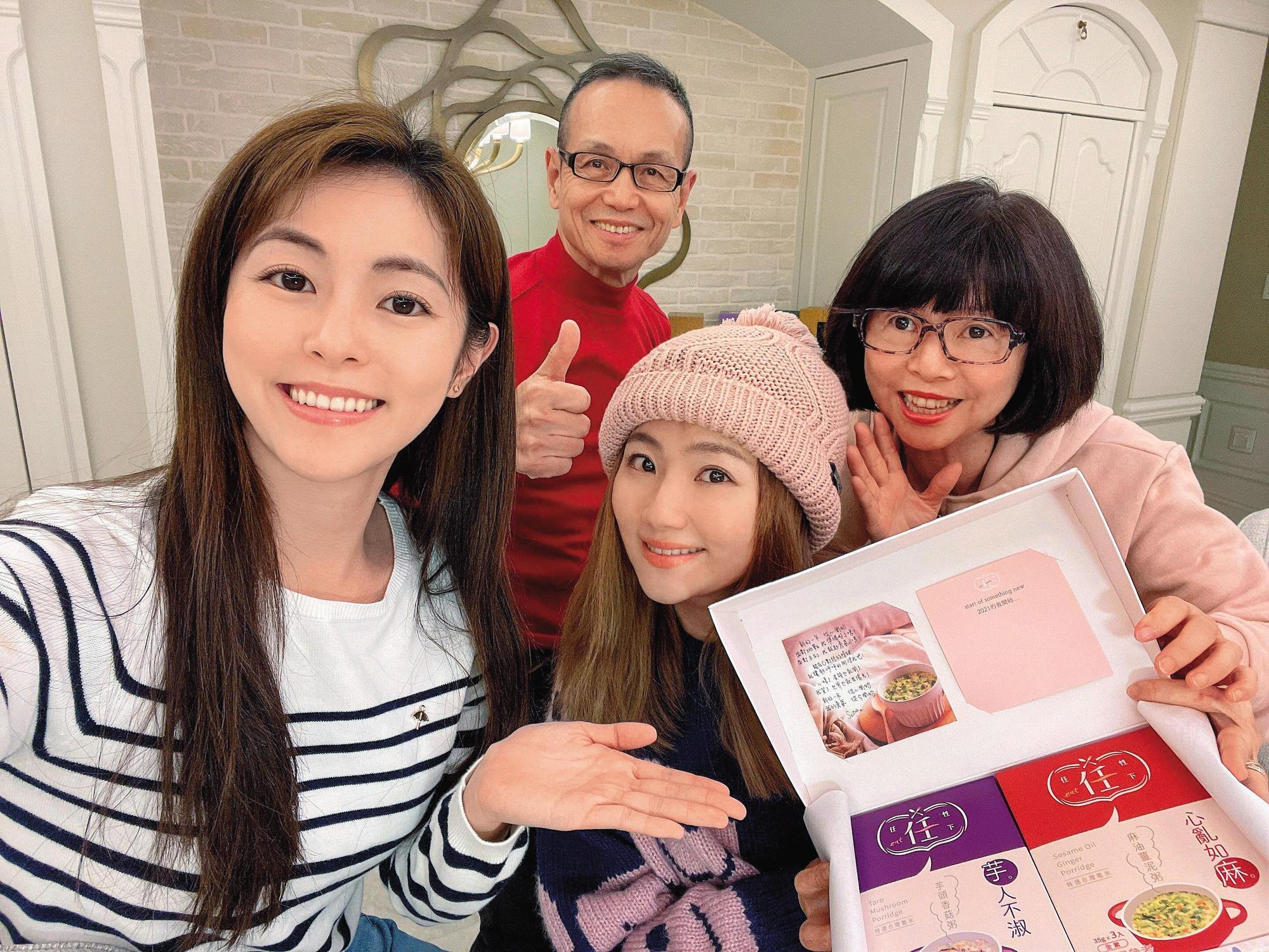 Selina(右二)和任爸(左二)、任媽(右一)、妹妹任容萱(左一)開直播,與網友分享「任性eat下」的粥品。(任真美好提供)