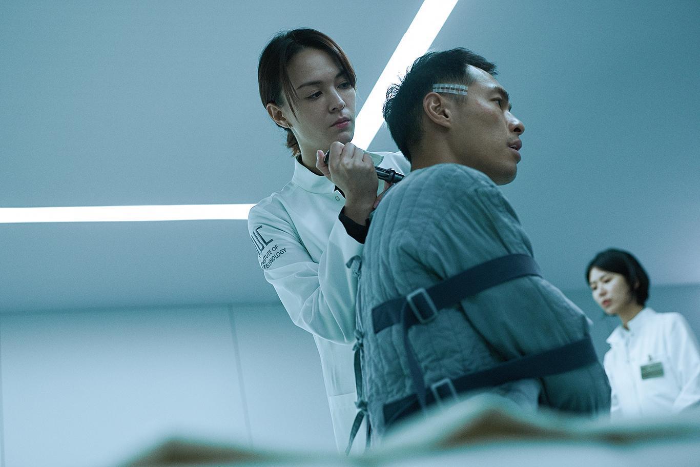 片中張榕容將不同人的意識上傳到楊祐寧腦中,幫助警方追查失蹤兒童下落。(牽猴子提供)