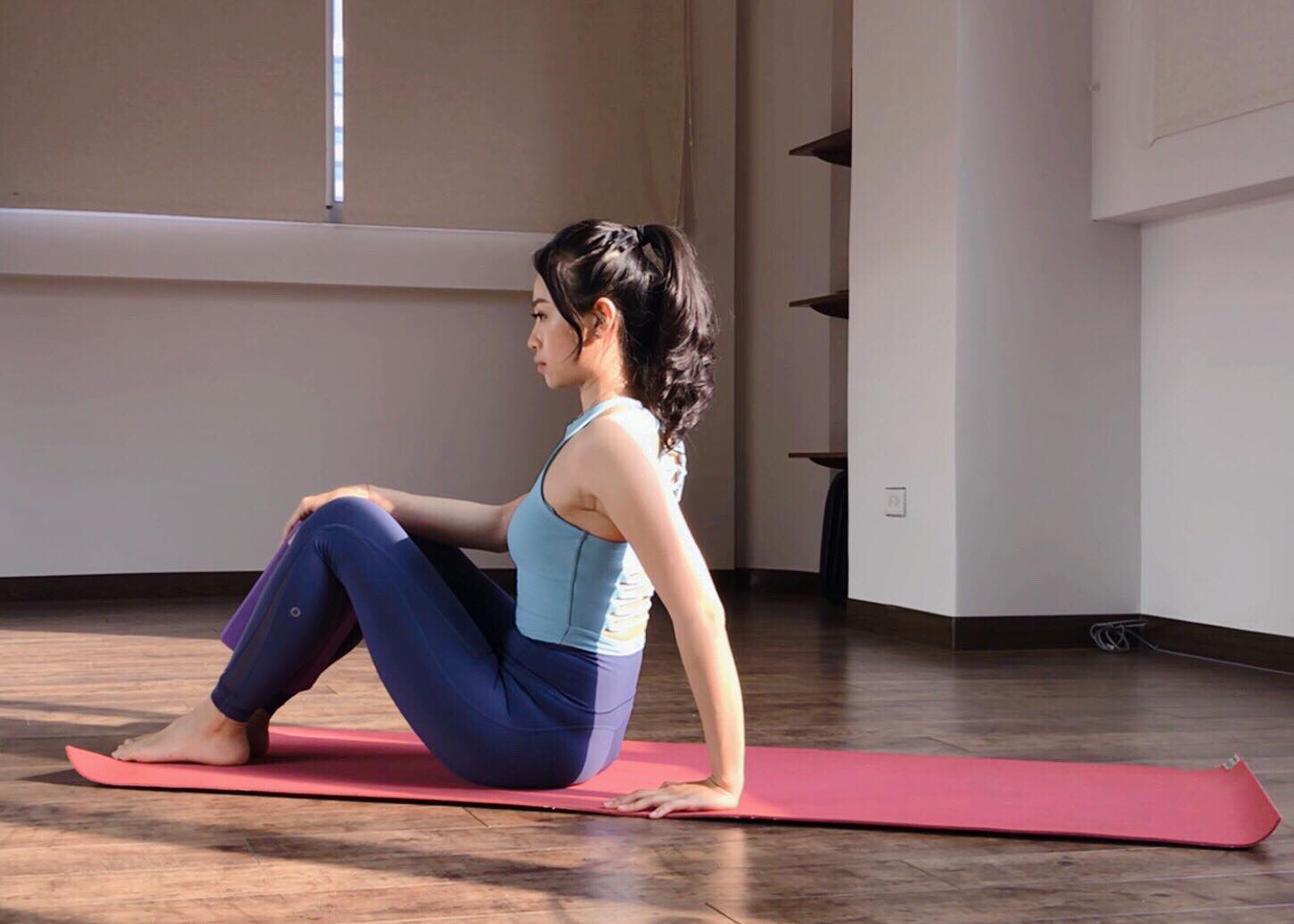 瑜伽老師CHA CHA提供2個瑜伽體式給讀者舒展筋骨，順便剷除腰間的贅肉。（CHA 帶瑜去旅行提供）