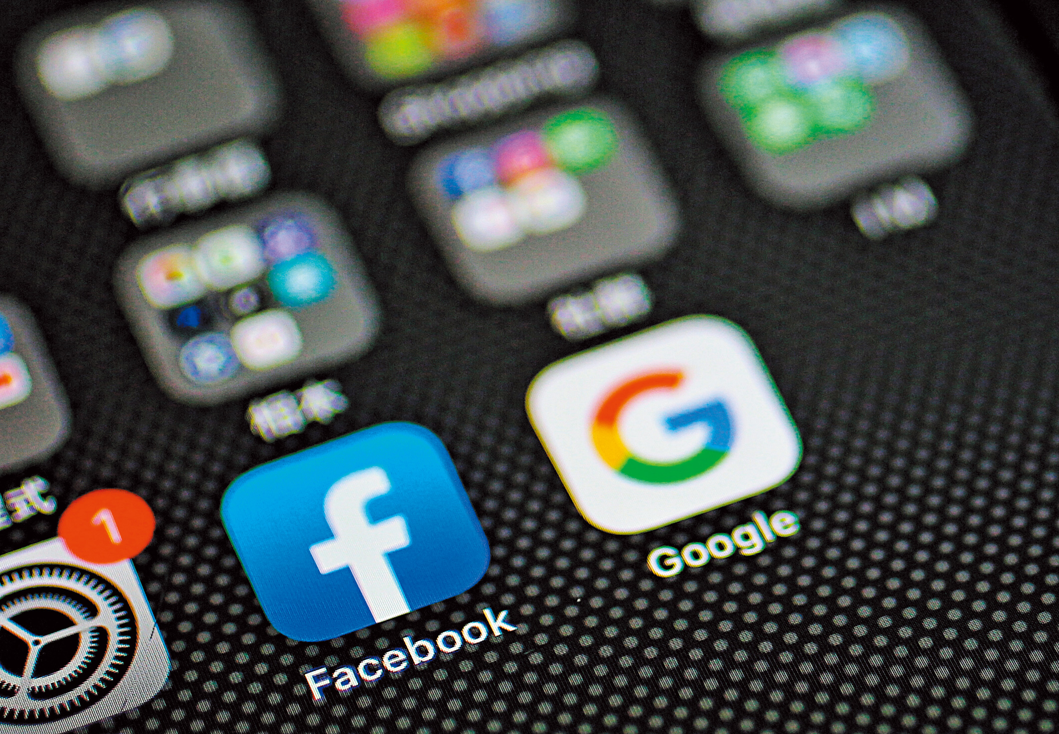 4大科技巨頭（Big Techs）的臉書、蘋果、亞馬遜、谷歌，在2021年將要面臨來自全世界政府無情的攻擊，「分拆科技巨頭」大戲即將上場。