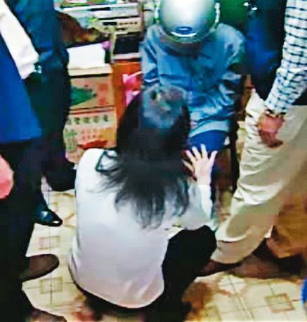 遭殺害的眷村袁姓老婦人女兒(前)在莊天祝(後)落網後,質問他為何殘忍痛下殺手。(翻攝畫面)
