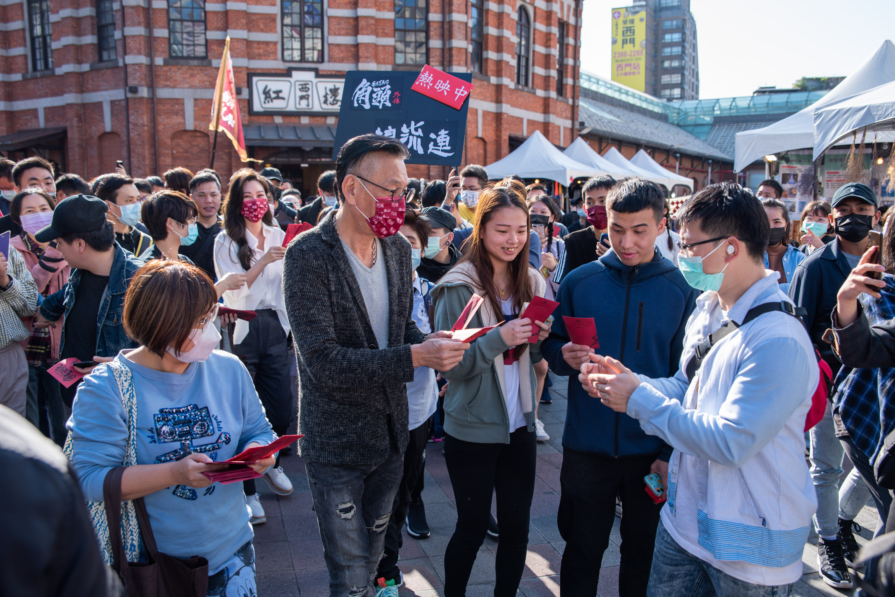 龍劭華等人赴西門商圈發紅包，吸引大批人潮。（巧克麗娛樂提供）