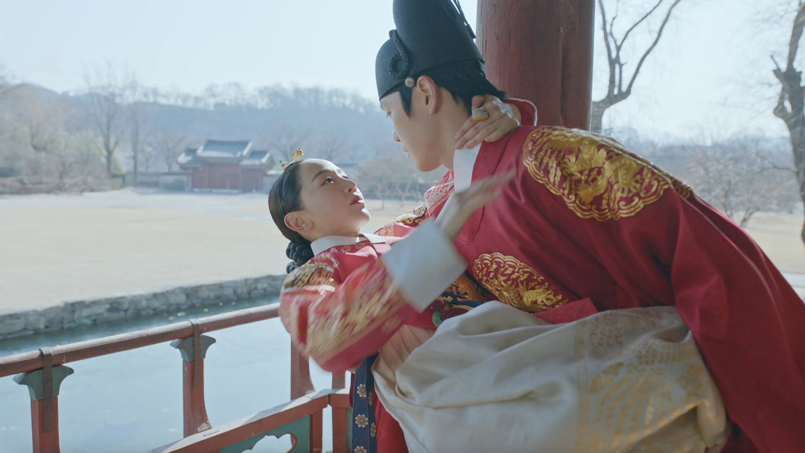 申惠善飾演的哲仁王后懷孕，她與金正鉉的感情也越來越受到觀眾注目。（friDay影音提供）