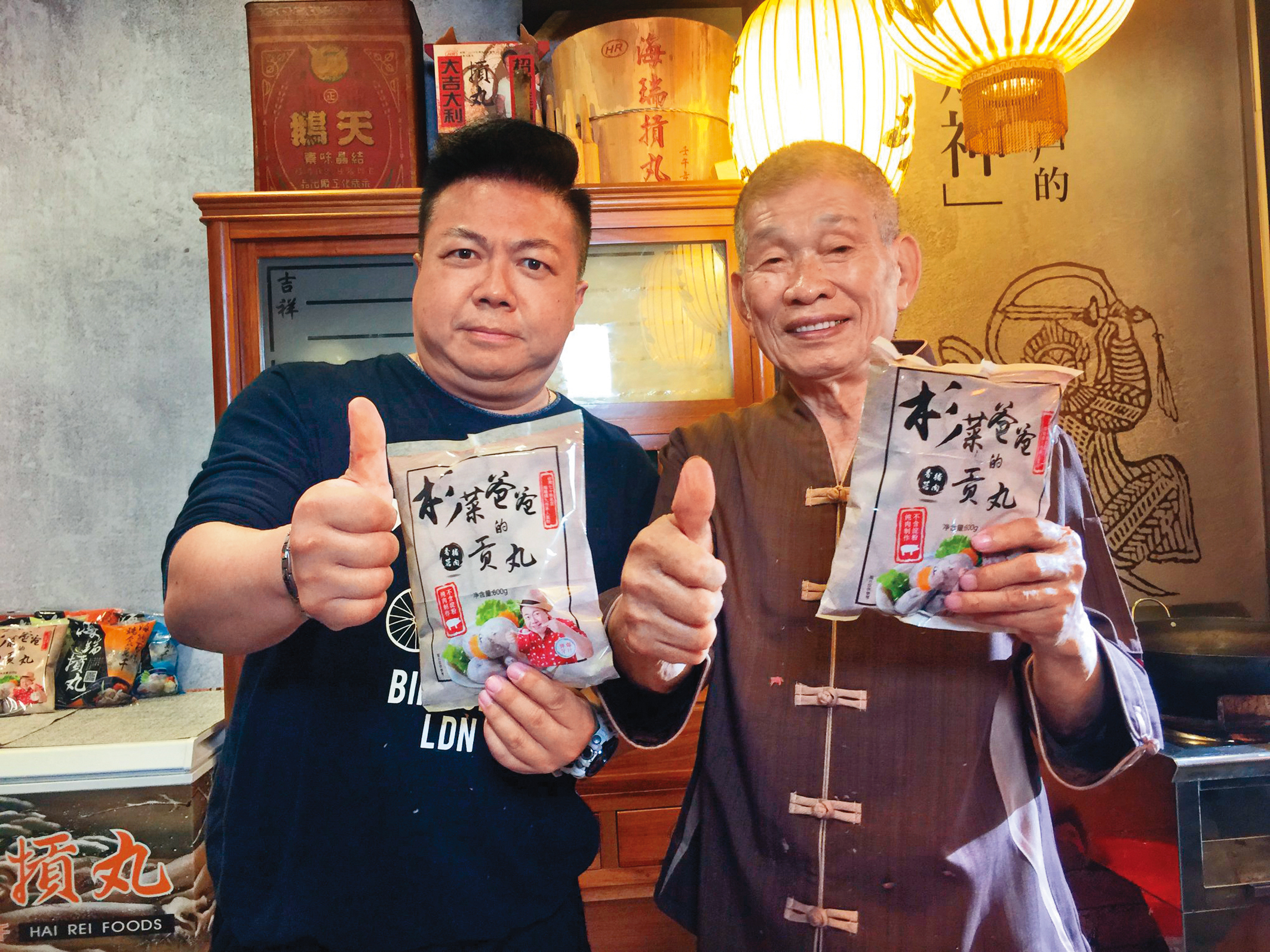 董至成(左)前年在中國大陸代言「杉菜爸爸的貢丸」銷售理想,今年再推出個人品牌水餃。(翻攝自海瑞摃丸粉絲團)