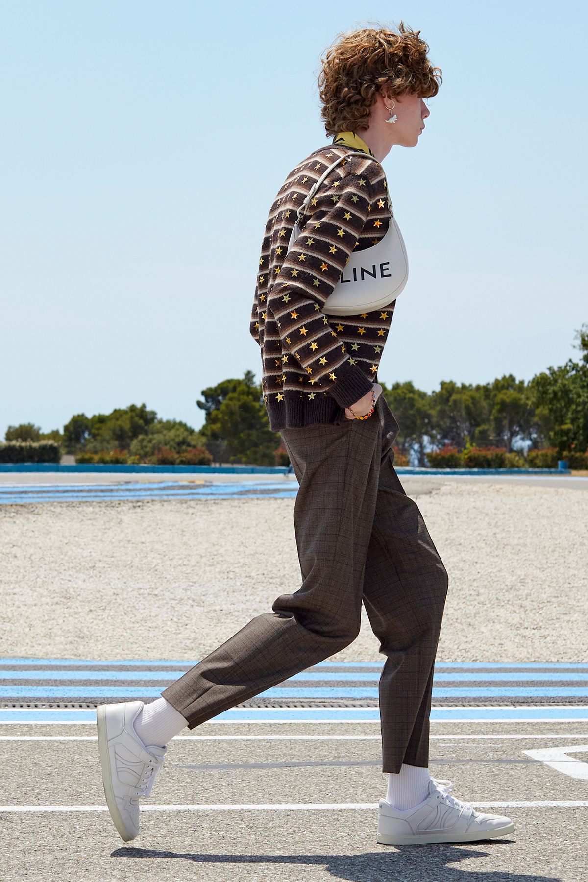 CELINE 2021年春夏男裝「DANCING KID」系列即推出黑白色系配上CELINE logo的AVA BAG。（CELINE提供）