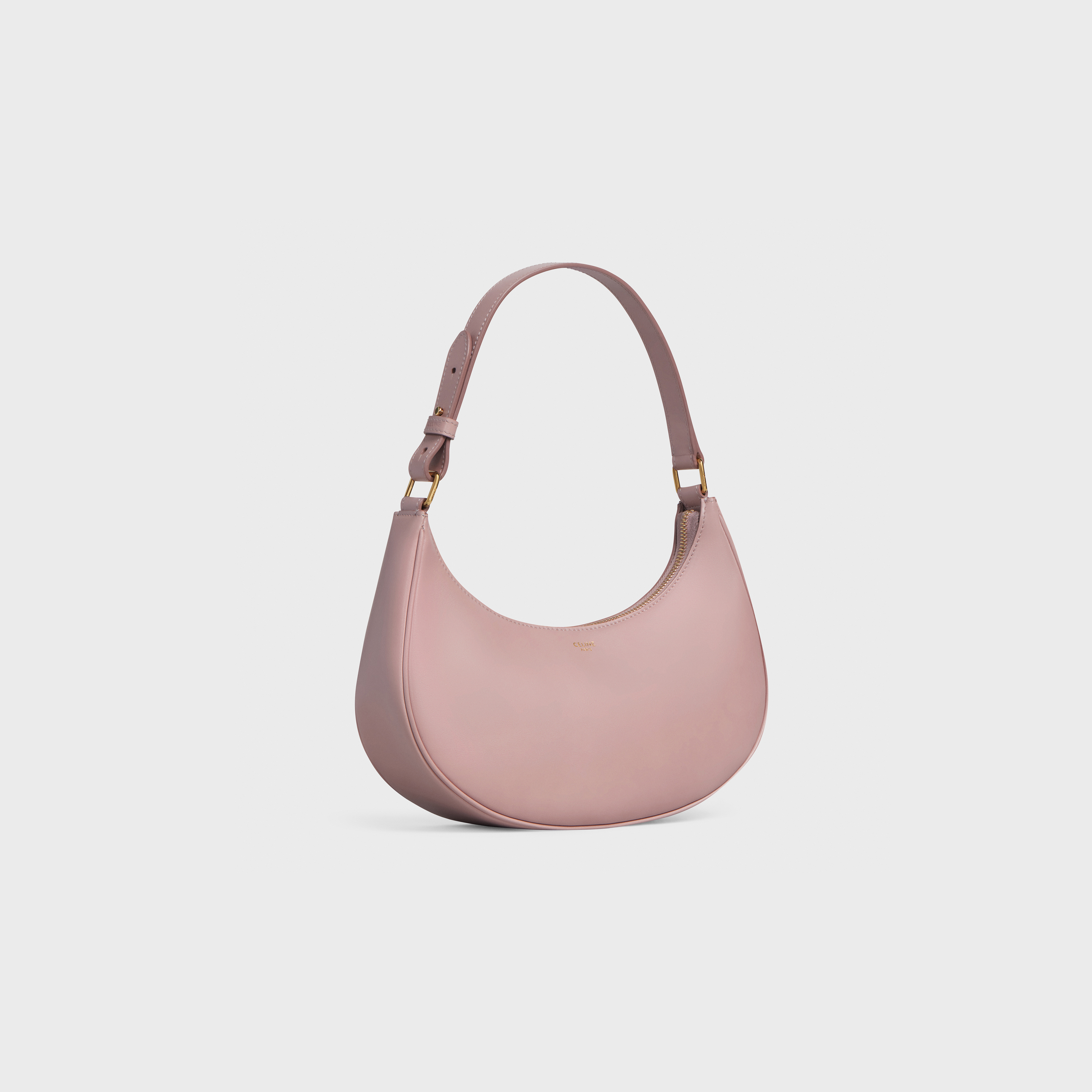 CELINE AVA BAG復古粉小牛皮半月包。NT$55,000（CELINE提供）