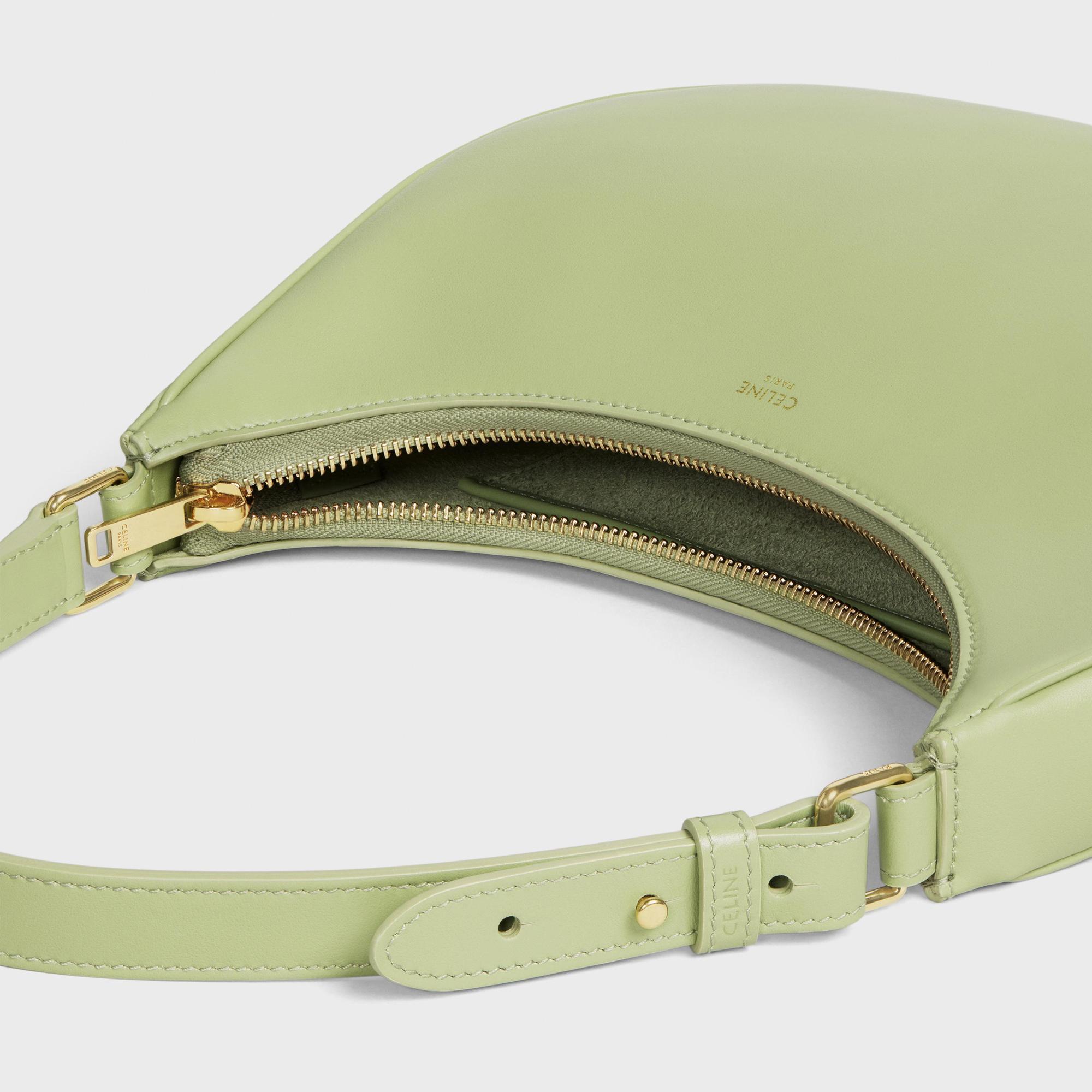 CELINE AVA BAG開心果綠小牛皮半月包。NT$55,000（CELINE提供）