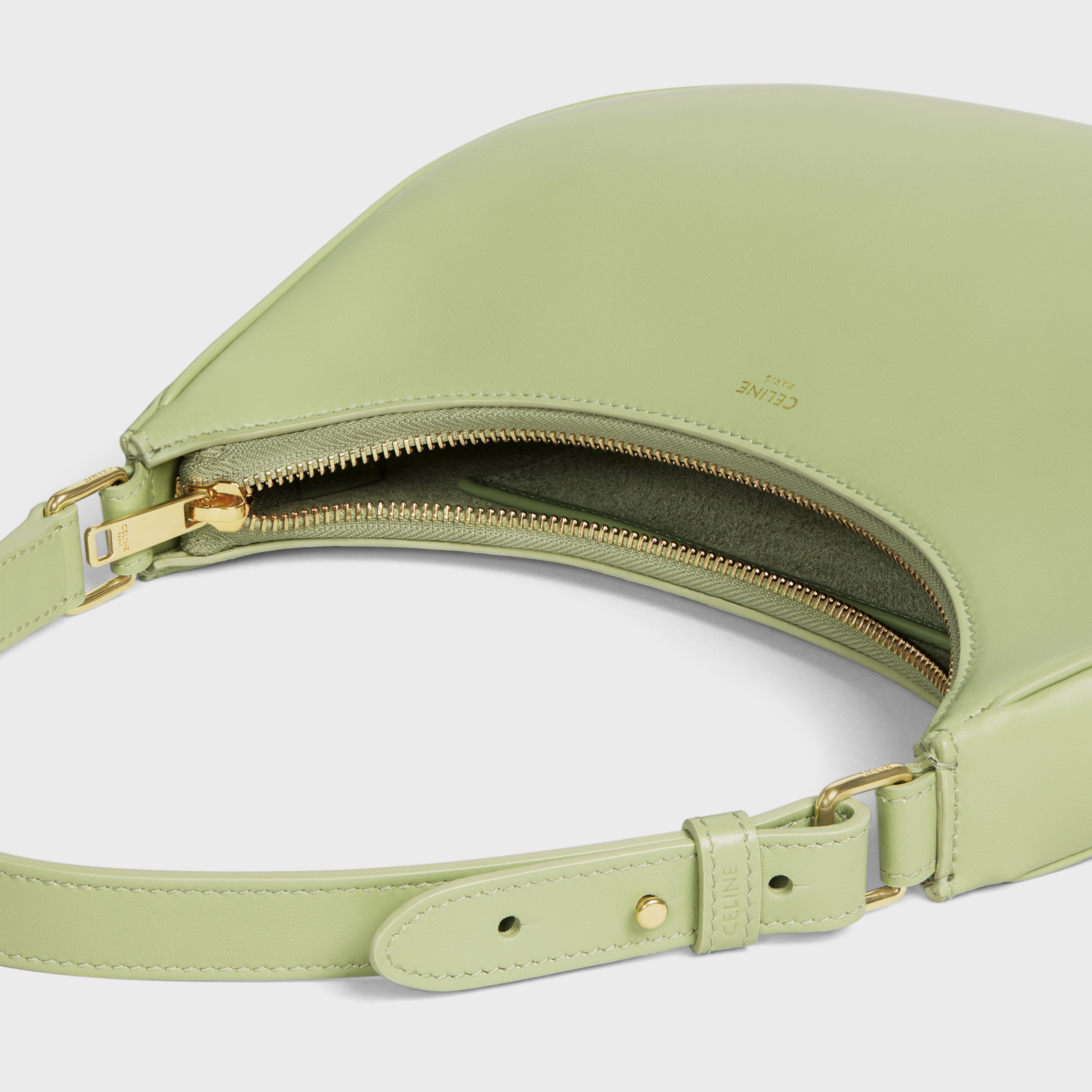 CELINE AVA BAG開心果綠小牛皮半月包。NT$55,000（CELINE提供）
