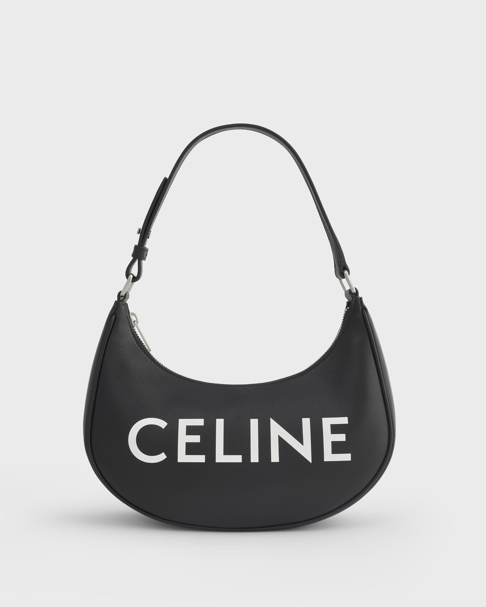 CELINE AVA BAG黑底白LOGO小牛皮半月包。NT$55,000（CELINE提供）