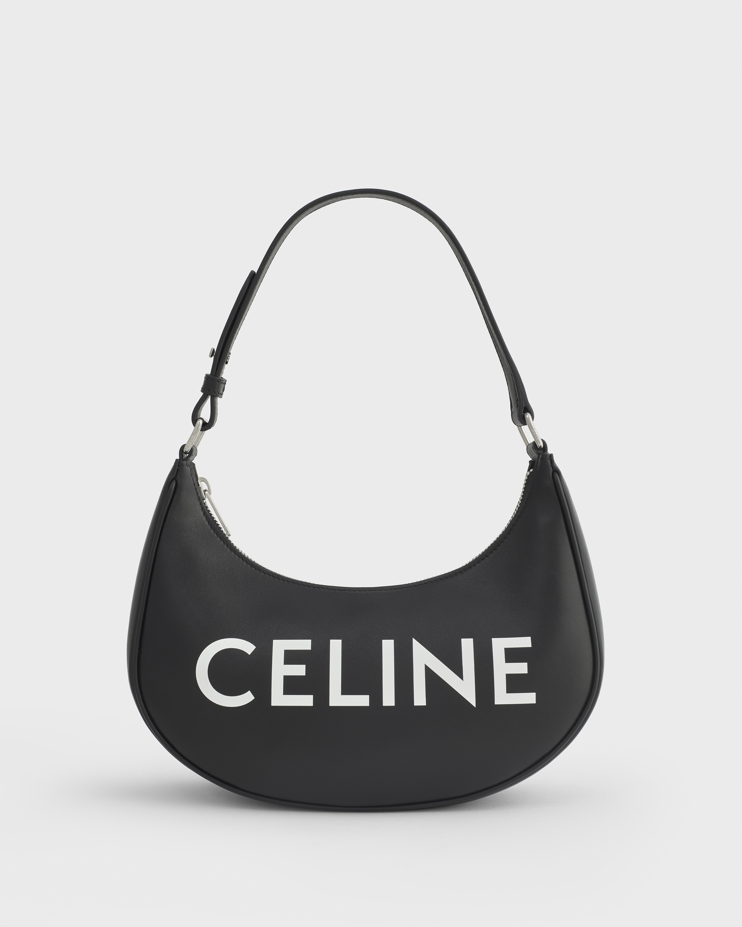 CELINE AVA BAG黑底白LOGO小牛皮半月包。NT$55,000（CELINE提供）