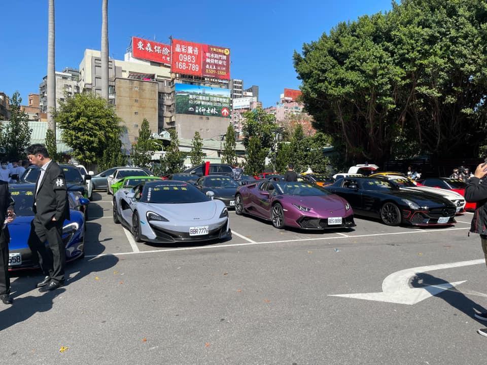 告別式現場超跑、重機組成車陣送別。(翻攝法門汽車臉書)