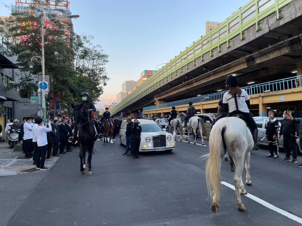 馬術騎隊在前方導引靈車,送王知強最後一程。(翻攝法門汽車臉書)