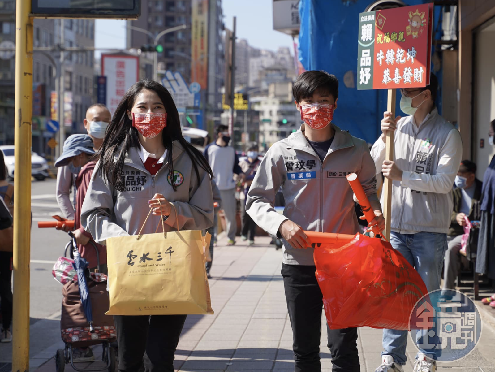 民進黨立委賴品妤昨(7)日到汐止金龍市場發放春聯,其中一張在臉書和男友曾玟學的同框照,讓網友直呼太閃啦。(翻攝賴品妤臉書)
