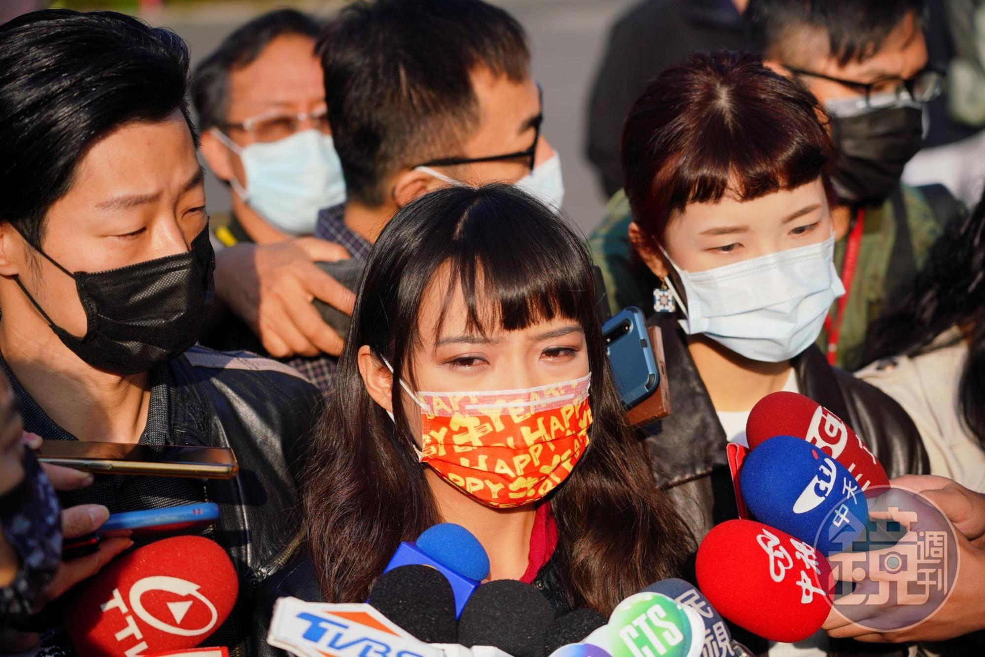 高雄市議員黃捷（中）的罷免案6日正式宣告失敗，但罷捷團體仍要舉發她違法。（本刊資料照）