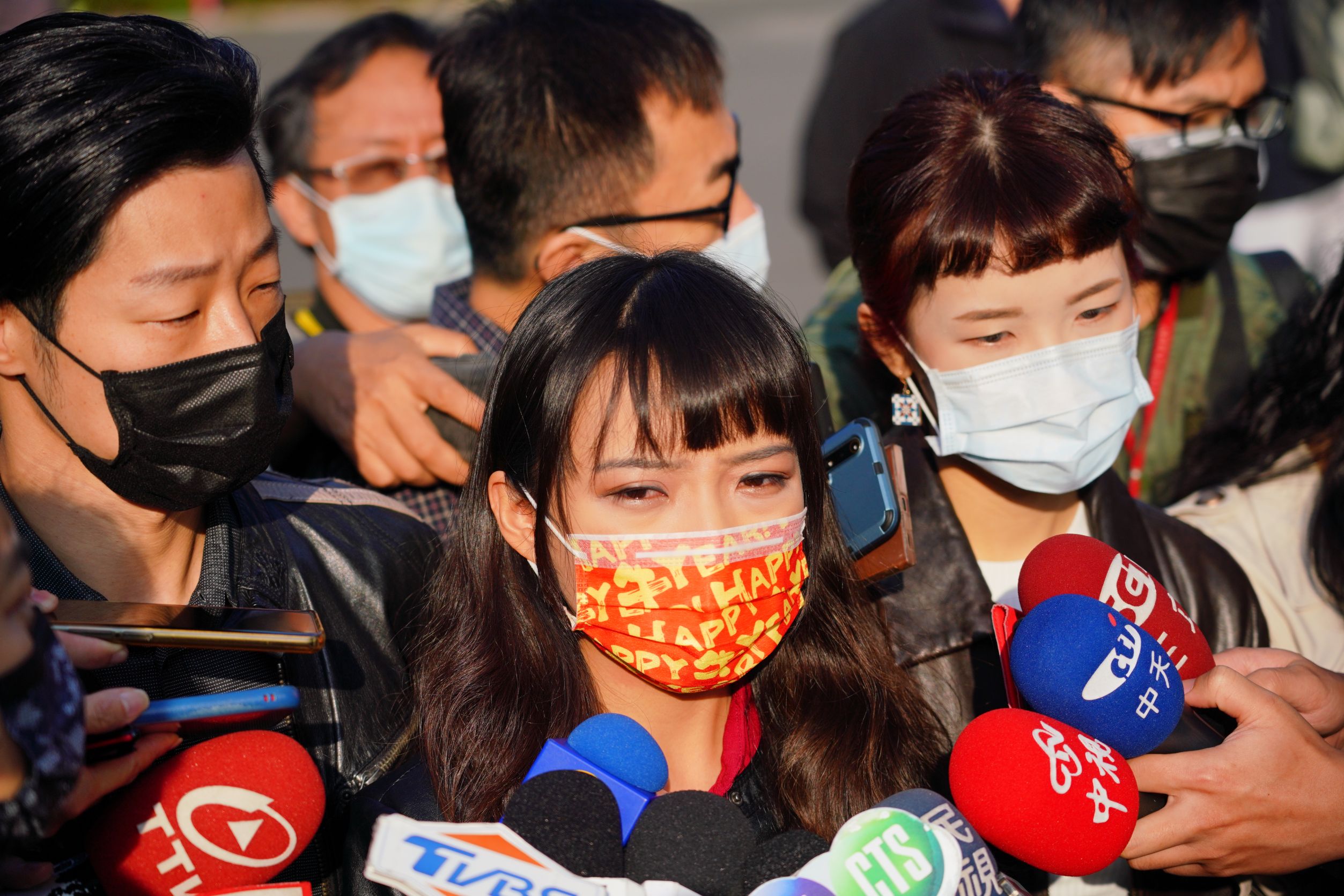 高雄市議員黃捷（中）的罷免案6日正式宣告失敗，但罷捷團體仍要舉發她違法。（本刊資料照）