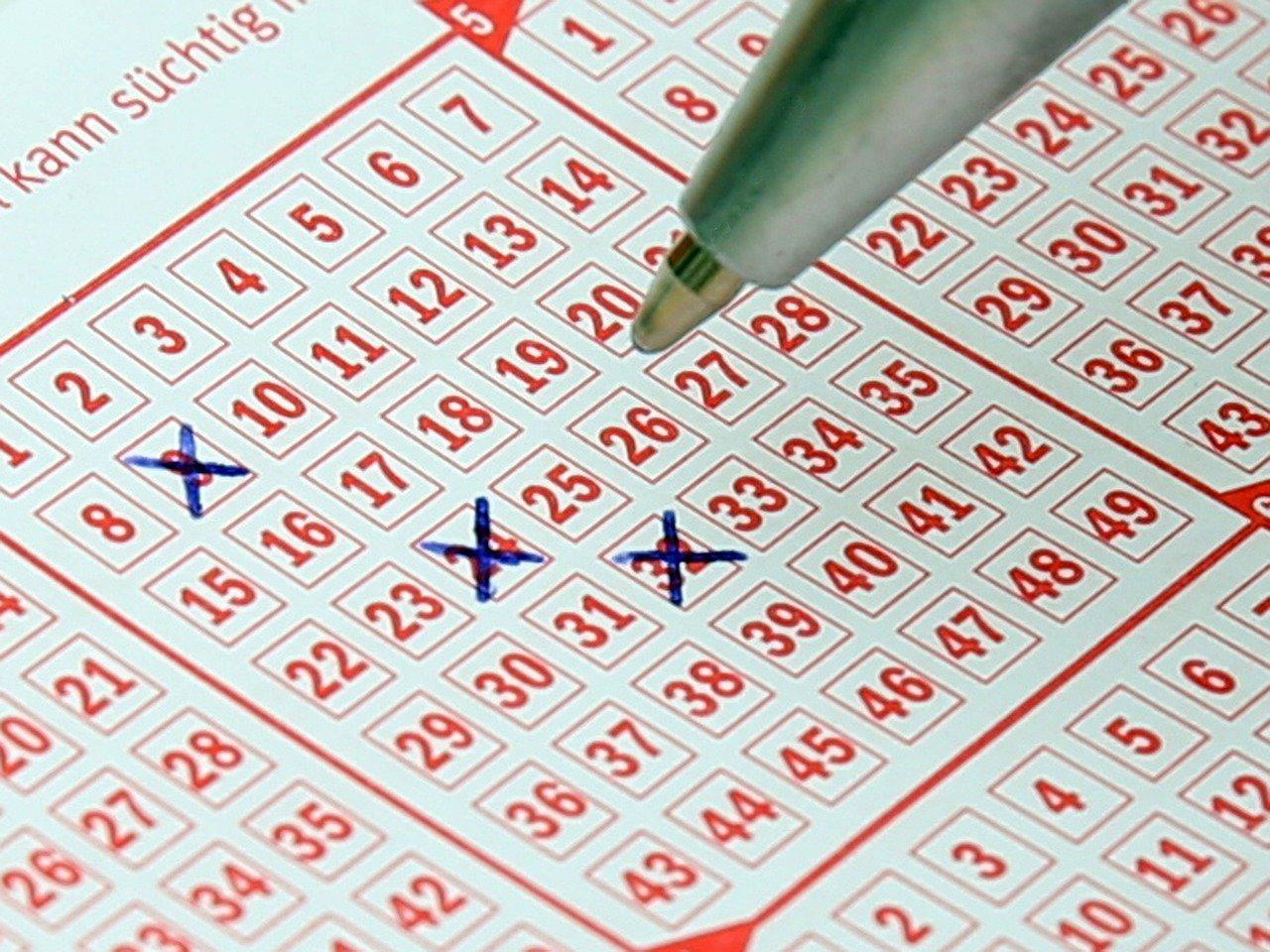 一名男子花了7萬2,000元,買了36張2,000元的刮刮樂,而這條「刮刮樂龍」全數刮完的結果也讓網友紛紛留言吐槽。(示意圖,Pixabay)