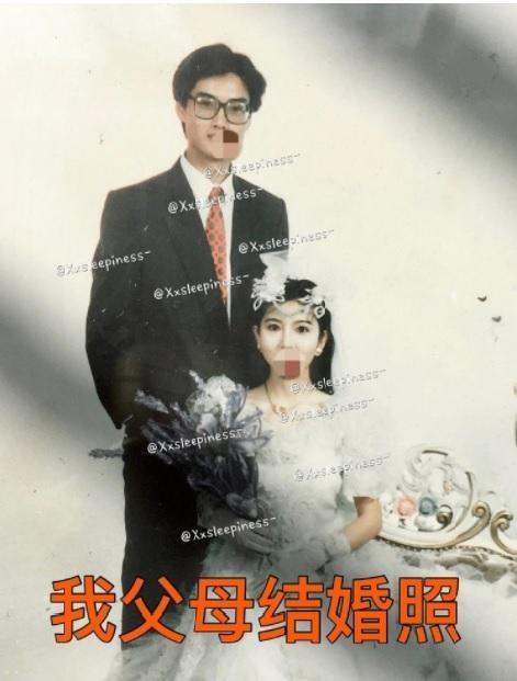 遭盜圖的當事人,在微博貼出父母結婚的原始照片,控訴被劇組盜圖,還被賜死。(翻攝自Xxsleepiness微博)
