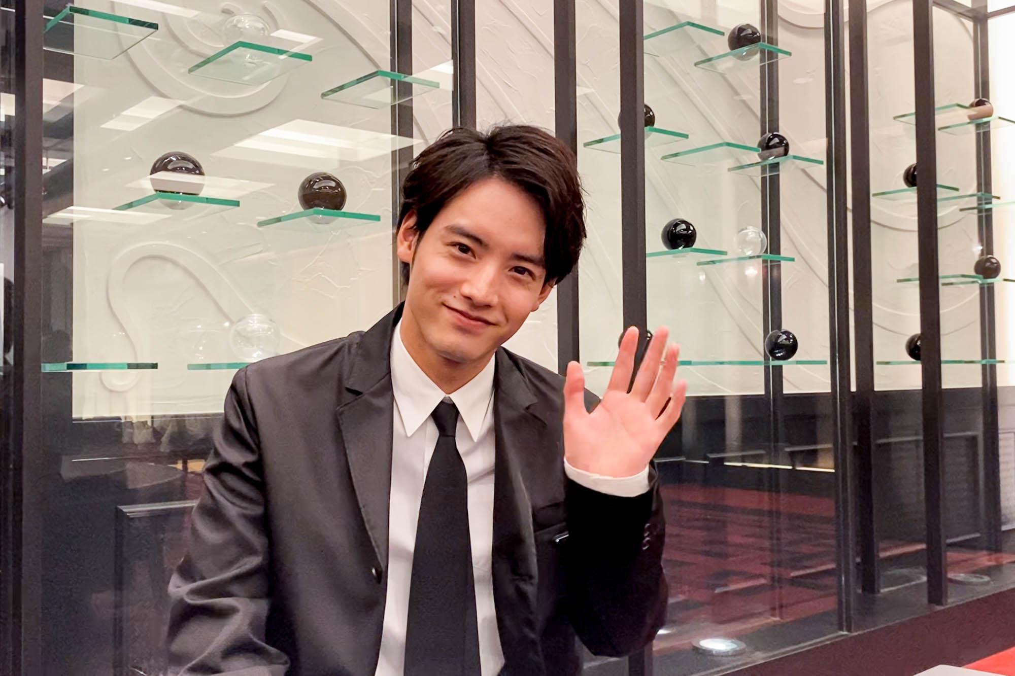 赤楚衛二因日劇《如果30歲還是處男,似乎就能成為魔法師》在台知名度暴漲,上週特地抽空接受本刊獨家專訪。(Tristone Entertainment提供)
