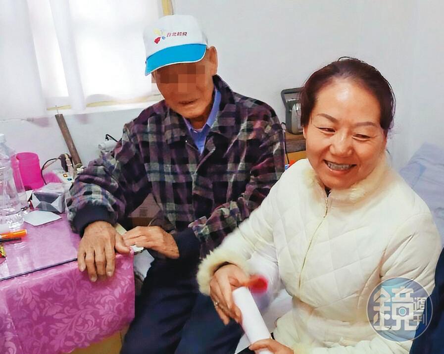 小姐（右）經朋友介紹認識譚男（左），二人不久後登記結婚。（讀者提供）