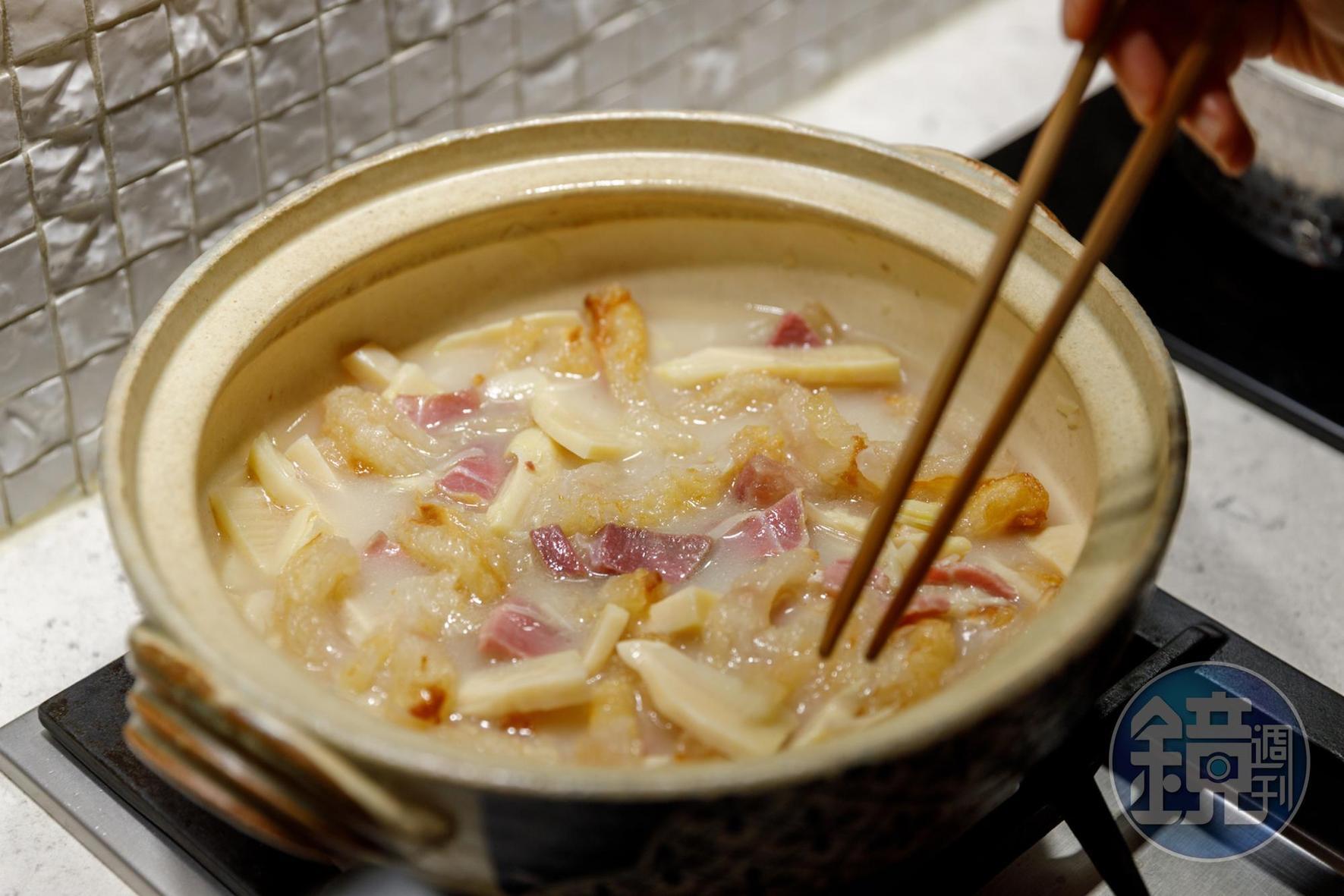 加入金華火腿、冬筍、白菜與蹄筋的湯頭鮮醇甘美。