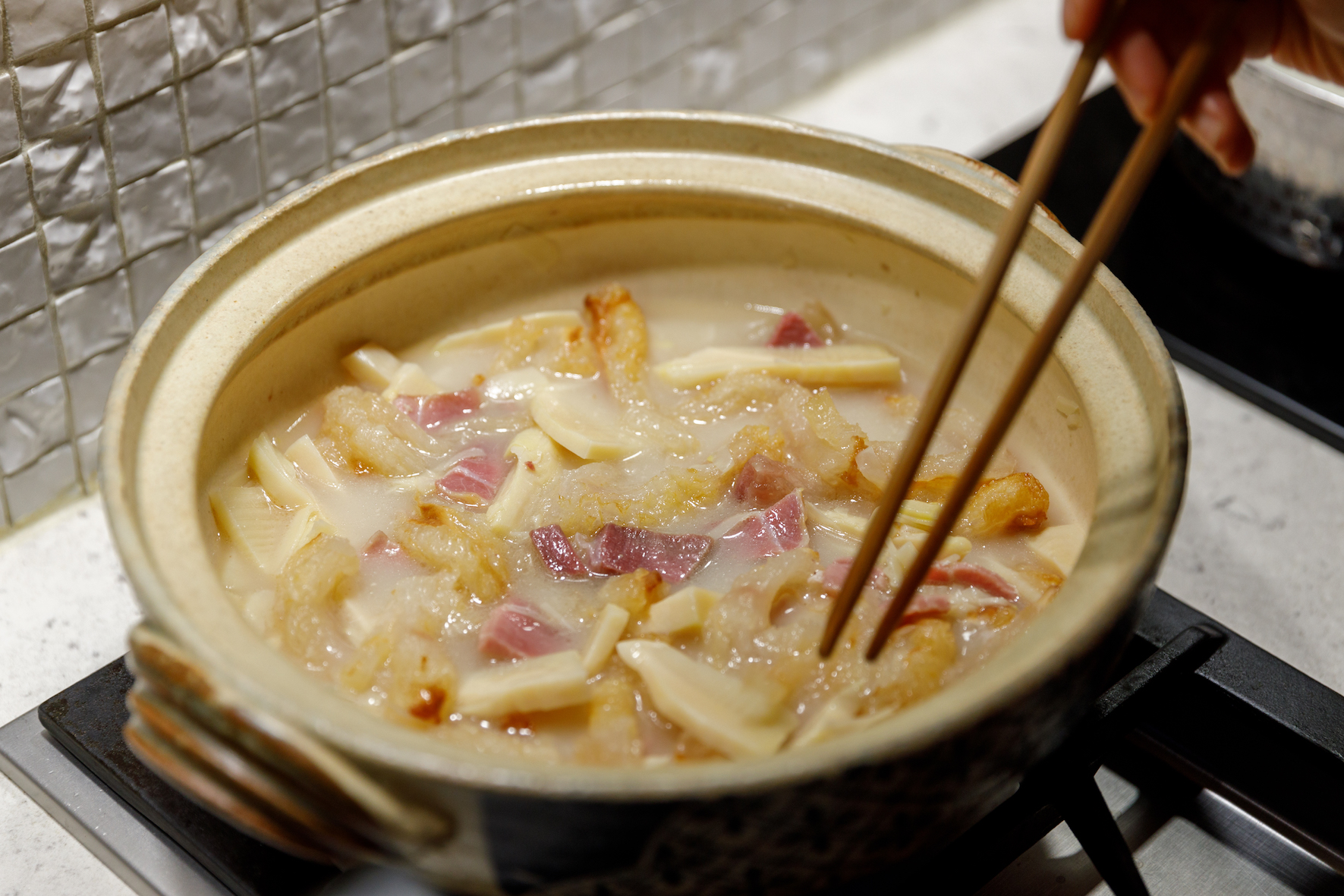 加入金華火腿、冬筍、白菜與蹄筋的湯頭鮮醇甘美。