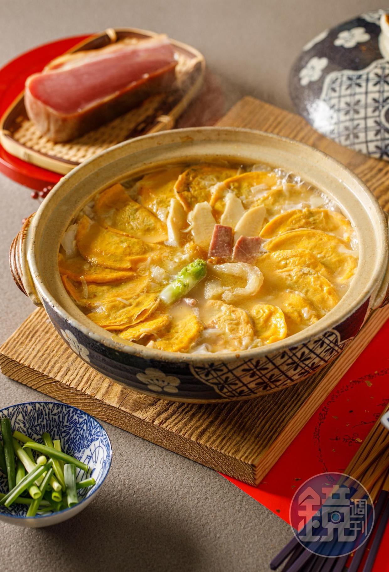 蛋餃百搭，什錦鍋的湯料豐儉由人，是賣相非常喜氣的一道年菜。