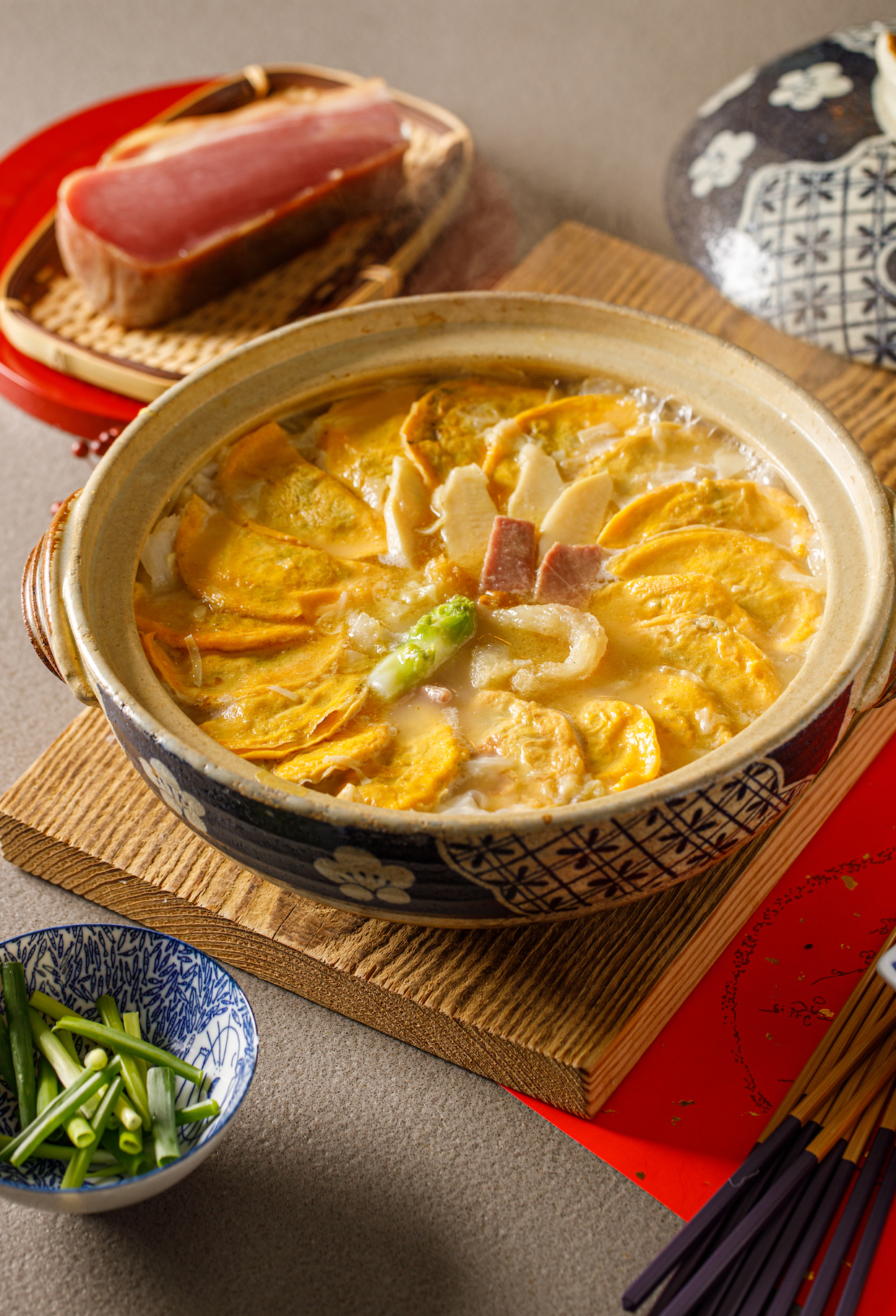 蛋餃百搭，什錦鍋的湯料豐儉由人，是賣相非常喜氣的一道年菜。