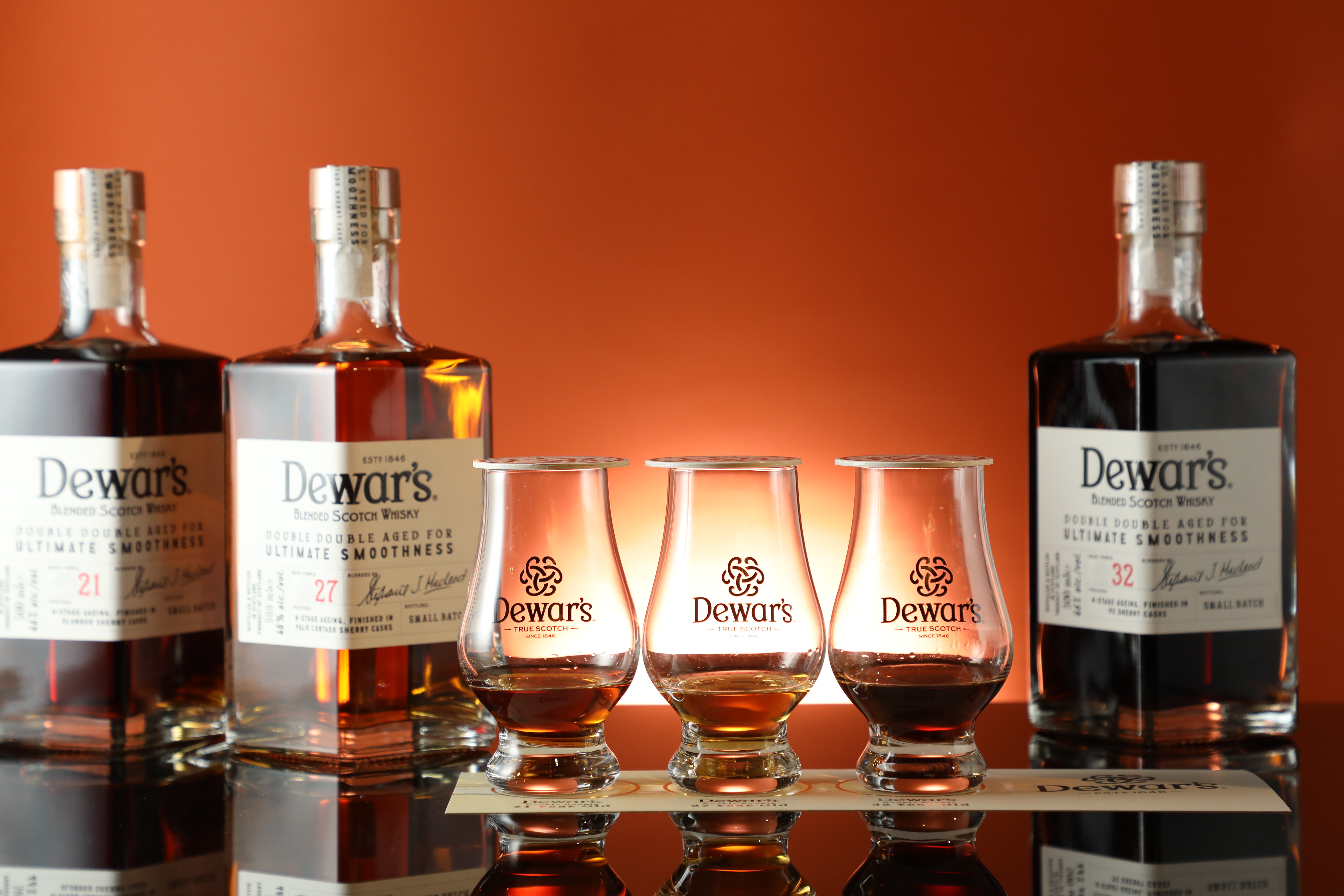 （由左至右）「帝王蘇格蘭威士忌四重陳釀系列」的21年（3,000元／瓶、500ml）、27年（5,300元／瓶、500ml）、32年限量版（不公開發售）都很適合與年菜搭配。