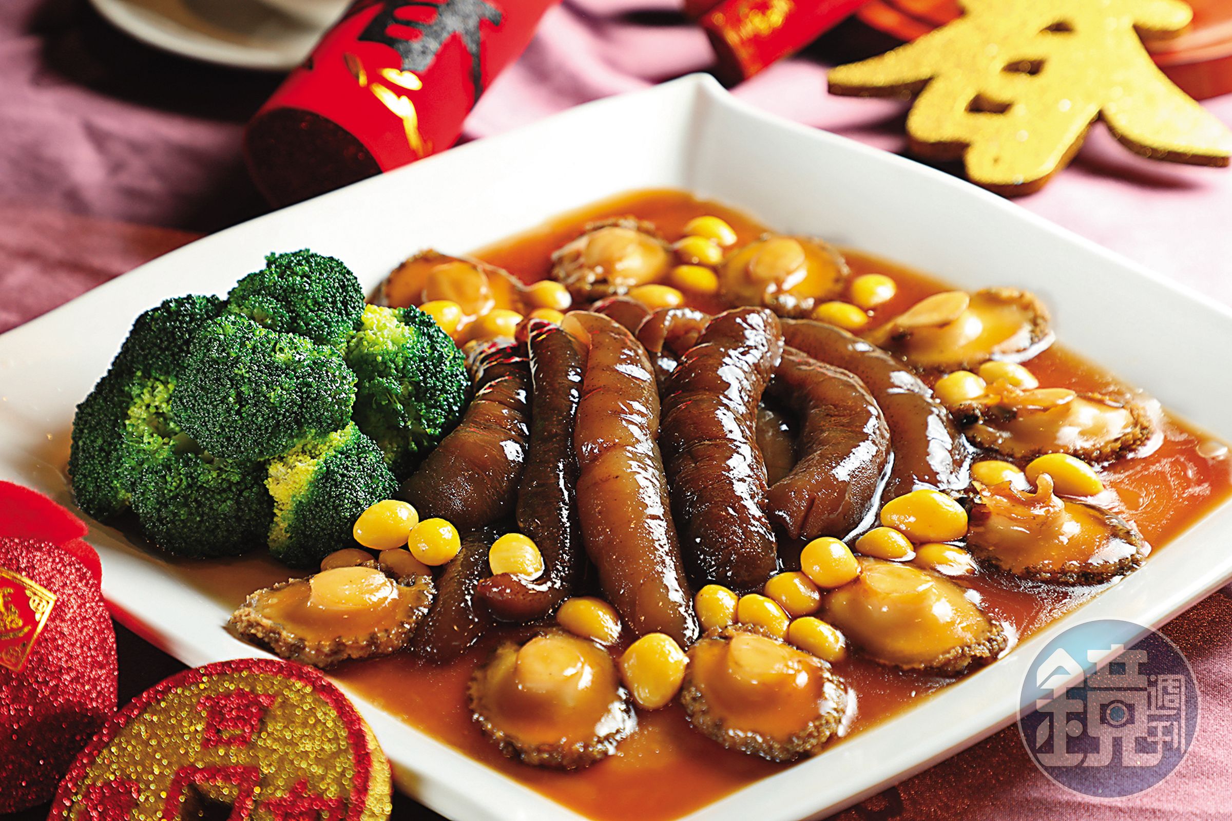 用雞汁炆燉入味的「鮑魚扣海參」與入口溫順的高年份威士忌相得益彰。（10,800元桌菜菜色）