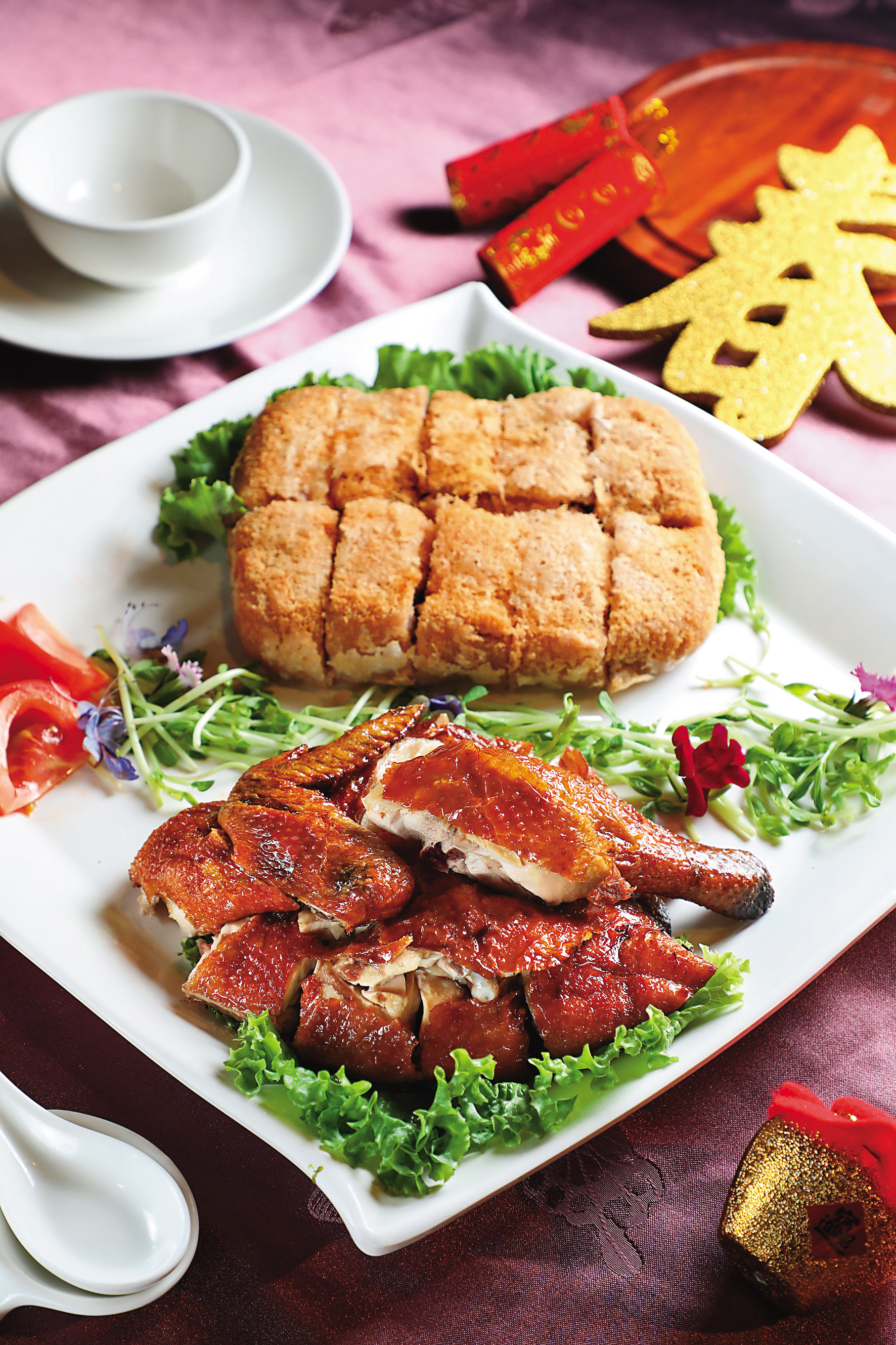 「招牌脆皮雞」（前，620元／半隻）與「荔茸香酥鴨」（後，480元／份）都能與15年威士忌搭配。