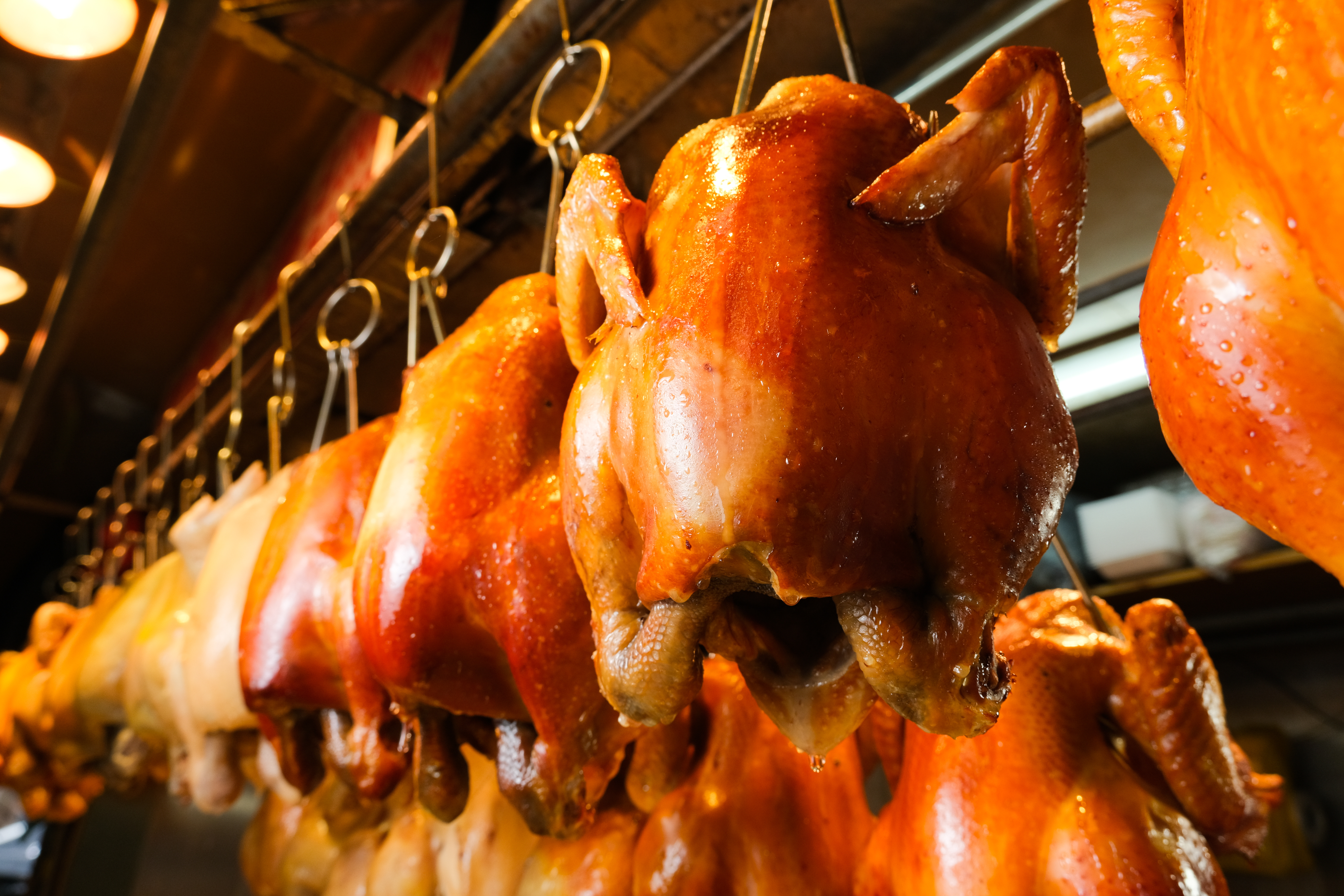 「甘蔗雞」先煮後燻、整隻燦黃，拿來拜拜最討喜。（500元／隻）