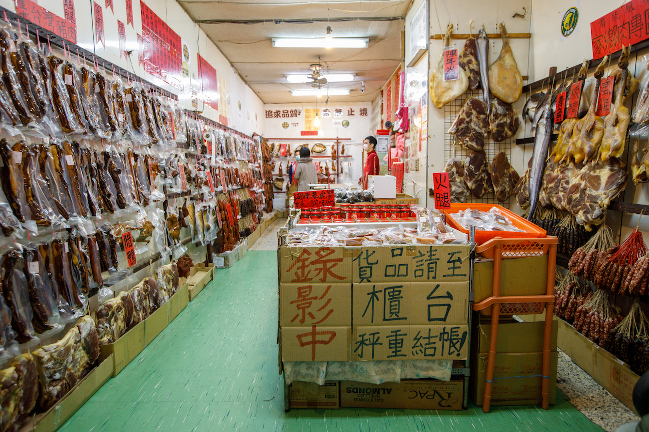 彭記狹長的店面，一面是燻製的臘肉產品，一面是不燻的家鄉肉。