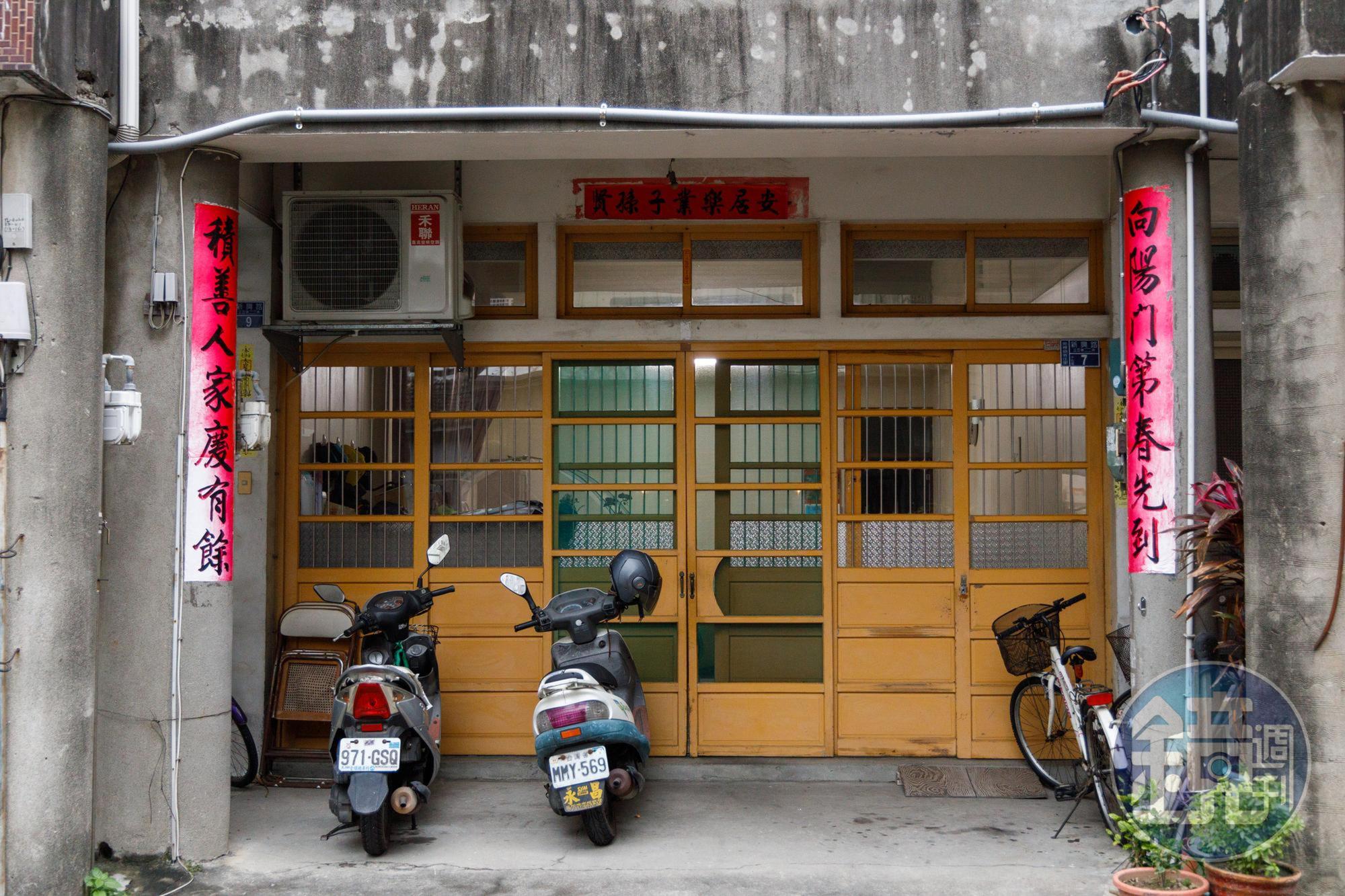 苑裡家家戶戶按門柱大小自己寫春聯，但是通則就是「大」。