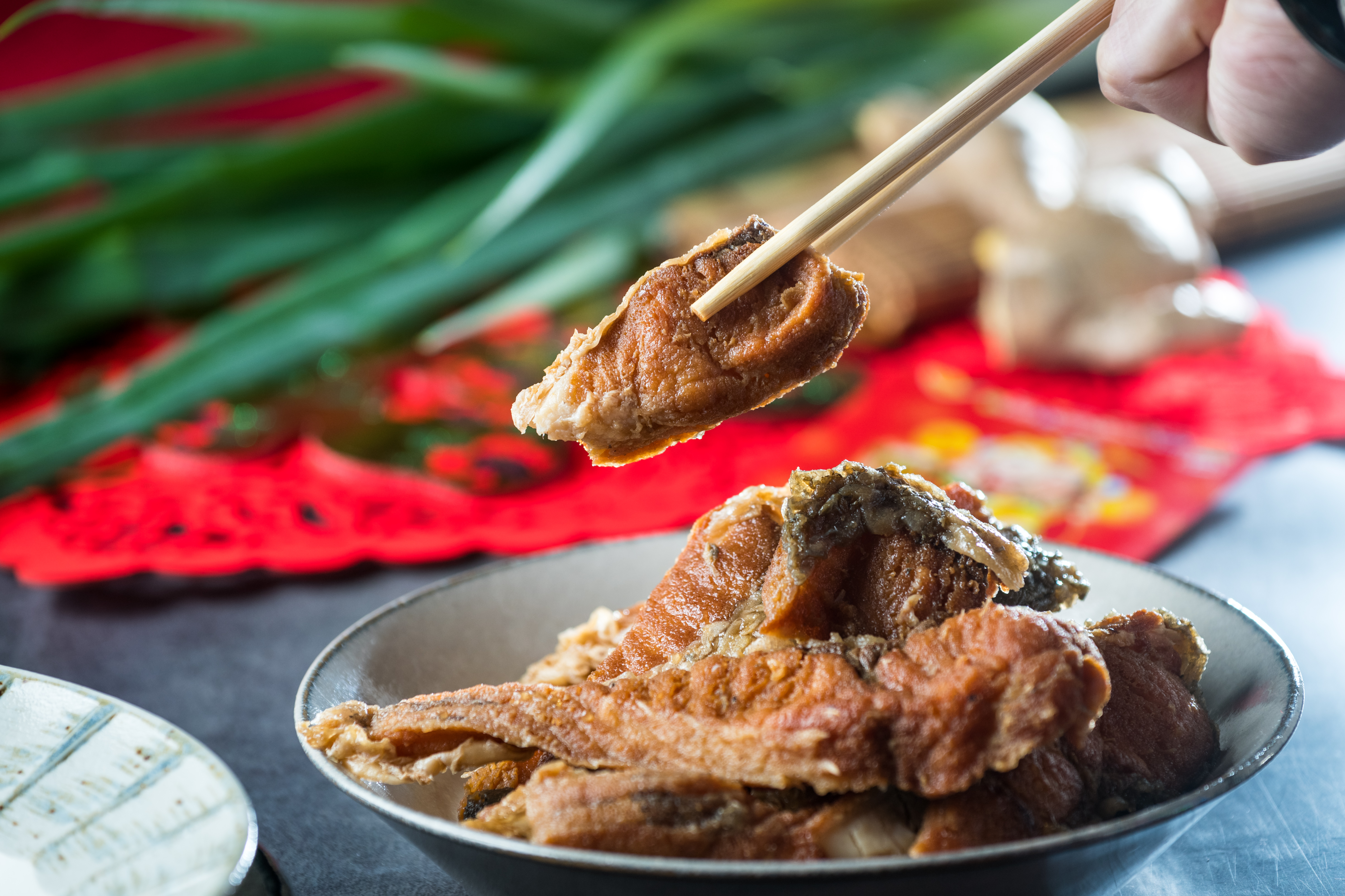 「燻魚」由老闆娘的大嫂親製，鹹甘入味。（380元／份）