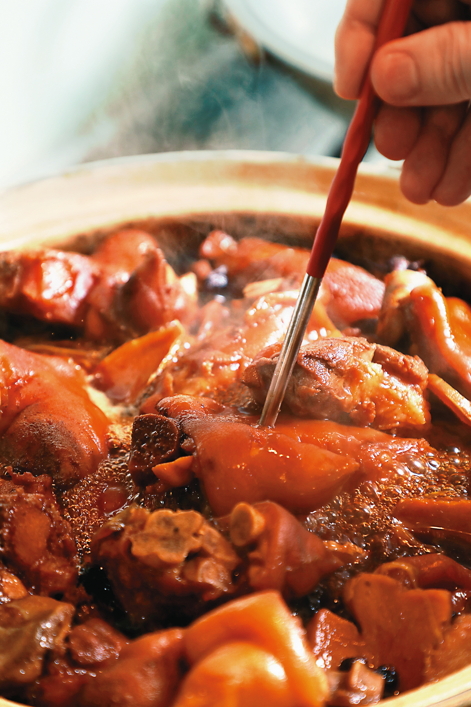 若筷子可完全戳入豬腳，就代表火候差不多了。