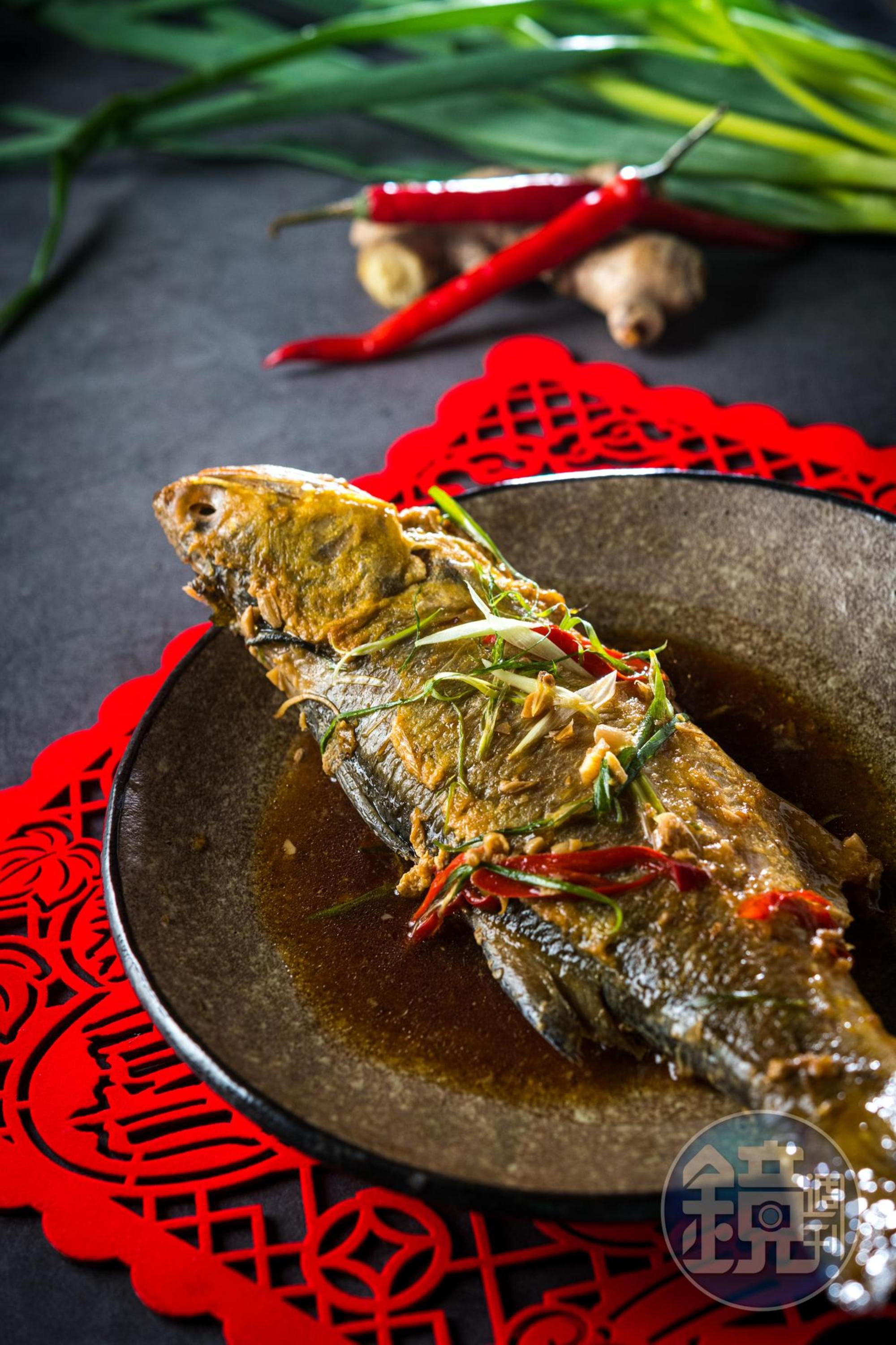 蔥香醬香入味的「紅燒午魚」,把煎魚、燒魚一連串工夫都給省了。(250元/隻)