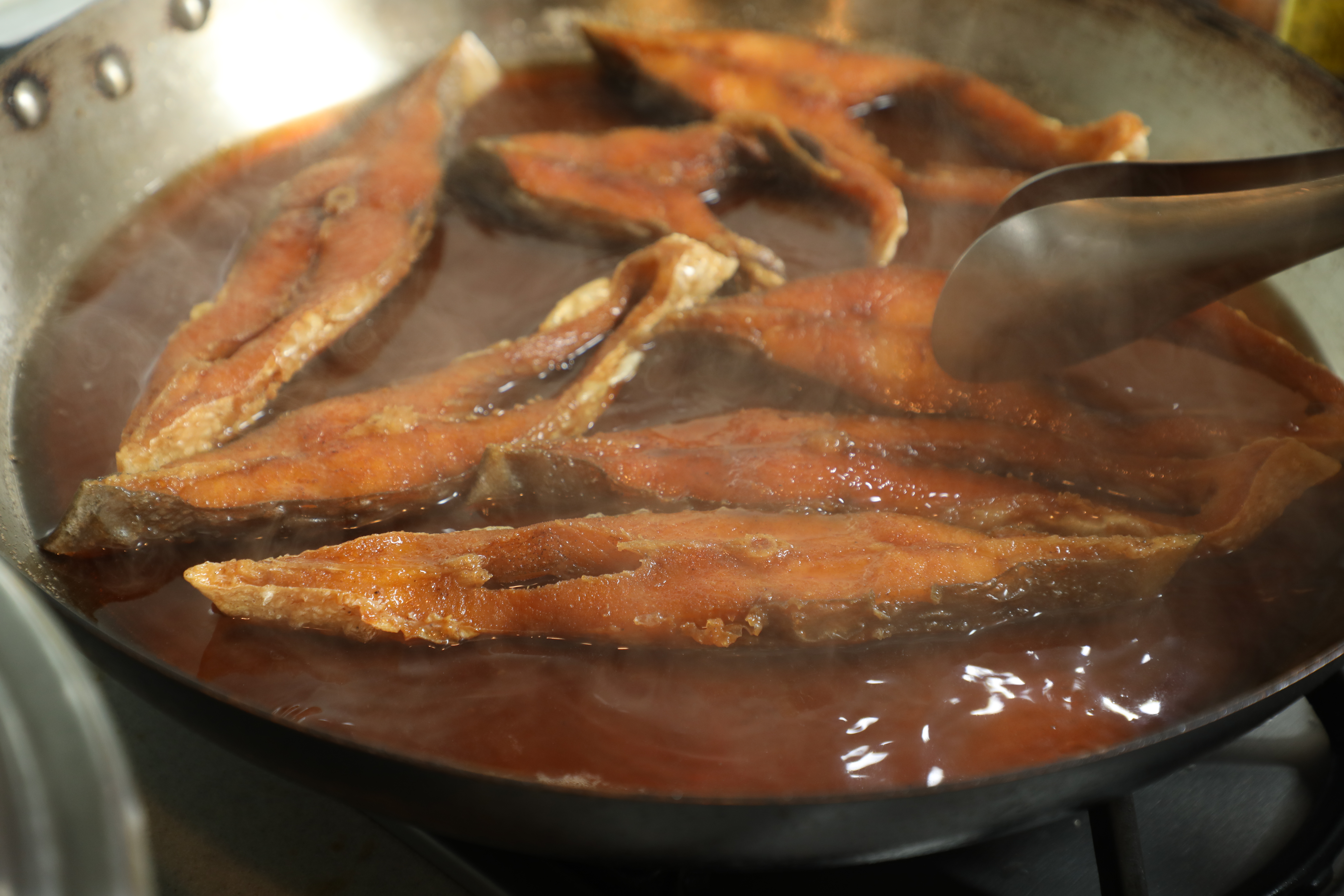 裴偉的食譜縮短了魚肉浸汁的時間，故而能保留魚肉原本的甜味。