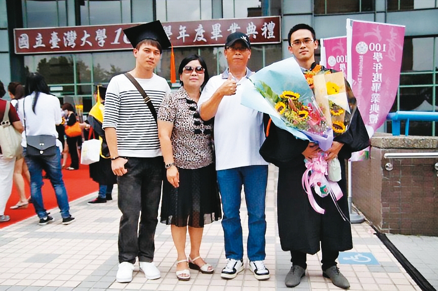 龍師父（右1）母親（左2）要他帶爸爸（右2）、哥哥（左1）及親近弟子到台大參加畢業典禮，但全是一場戲。（讀者提供）